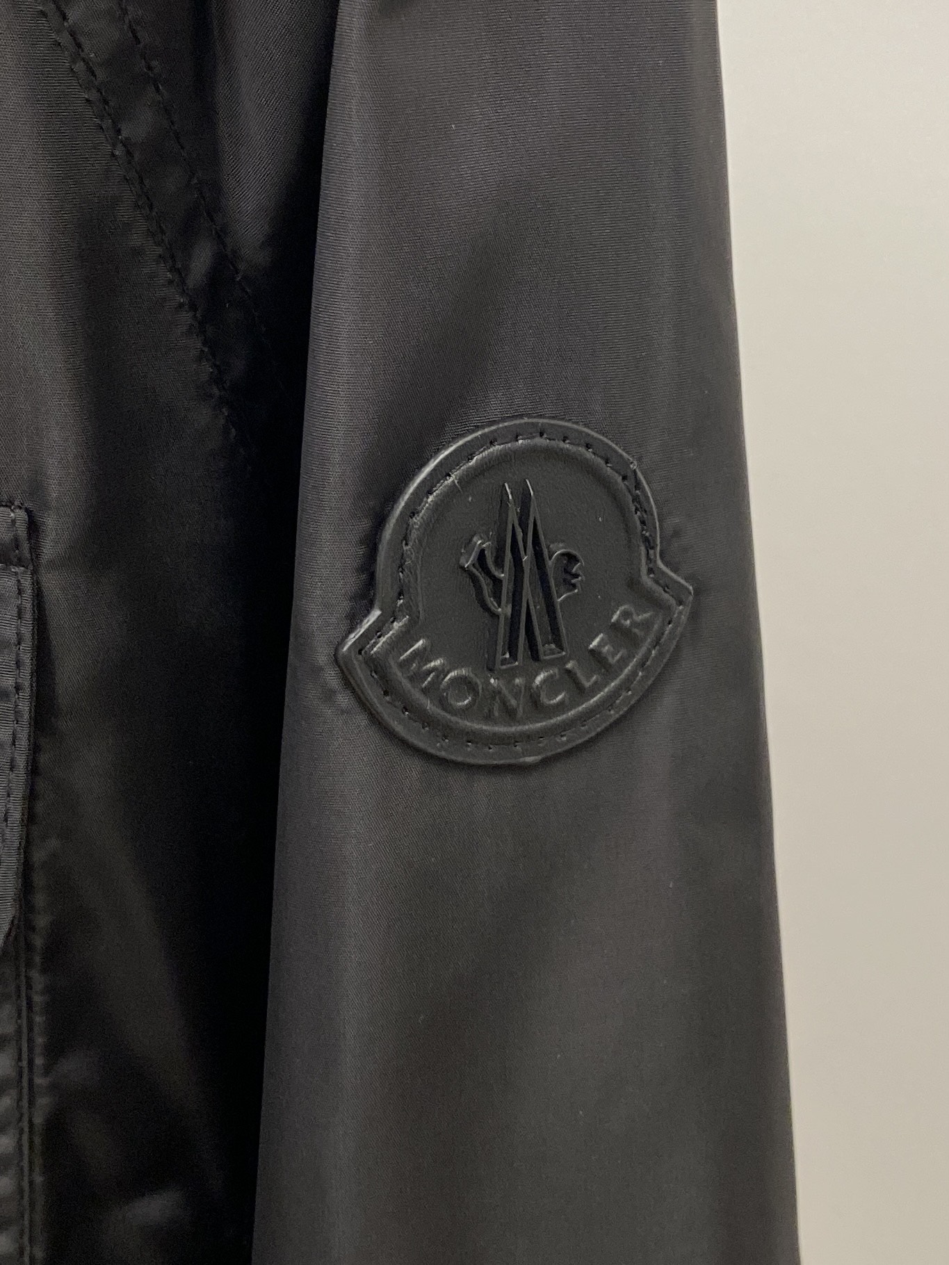 蒙口、2026新品夹克外套，时尚帅气，简约百搭款，袖口刺绣装饰图案logo，定制原版面料，不仅挺括，保持