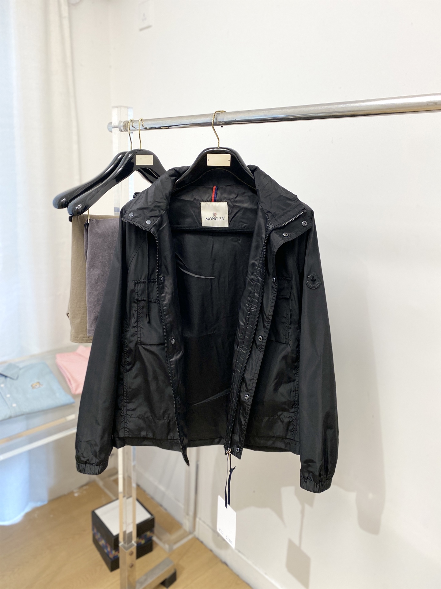 蒙口、2026新品夹克外套，时尚帅气，简约百搭款，袖口刺绣装饰图案logo，定制原版面料，不仅挺括，保持