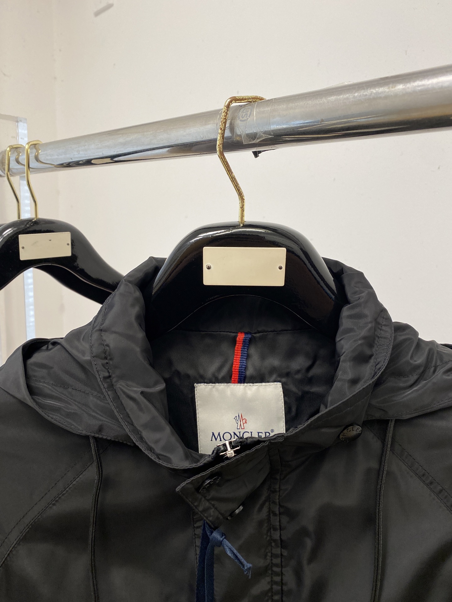 蒙口、2026新品夹克外套，时尚帅气，简约百搭款，袖口刺绣装饰图案logo，定制原版面料，不仅挺括，保持