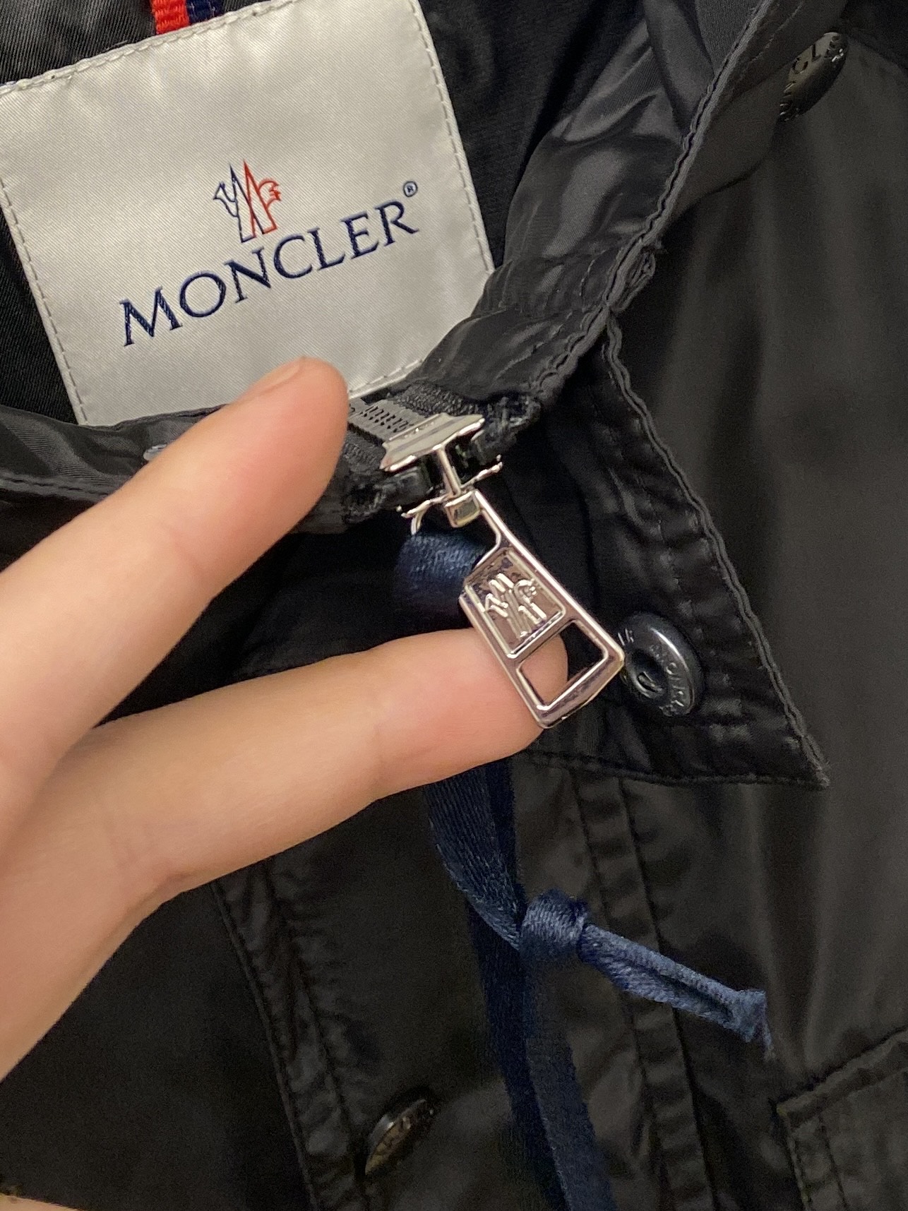 蒙口、2026新品夹克外套，时尚帅气，简约百搭款，袖口刺绣装饰图案logo，定制原版面料，不仅挺括，保持