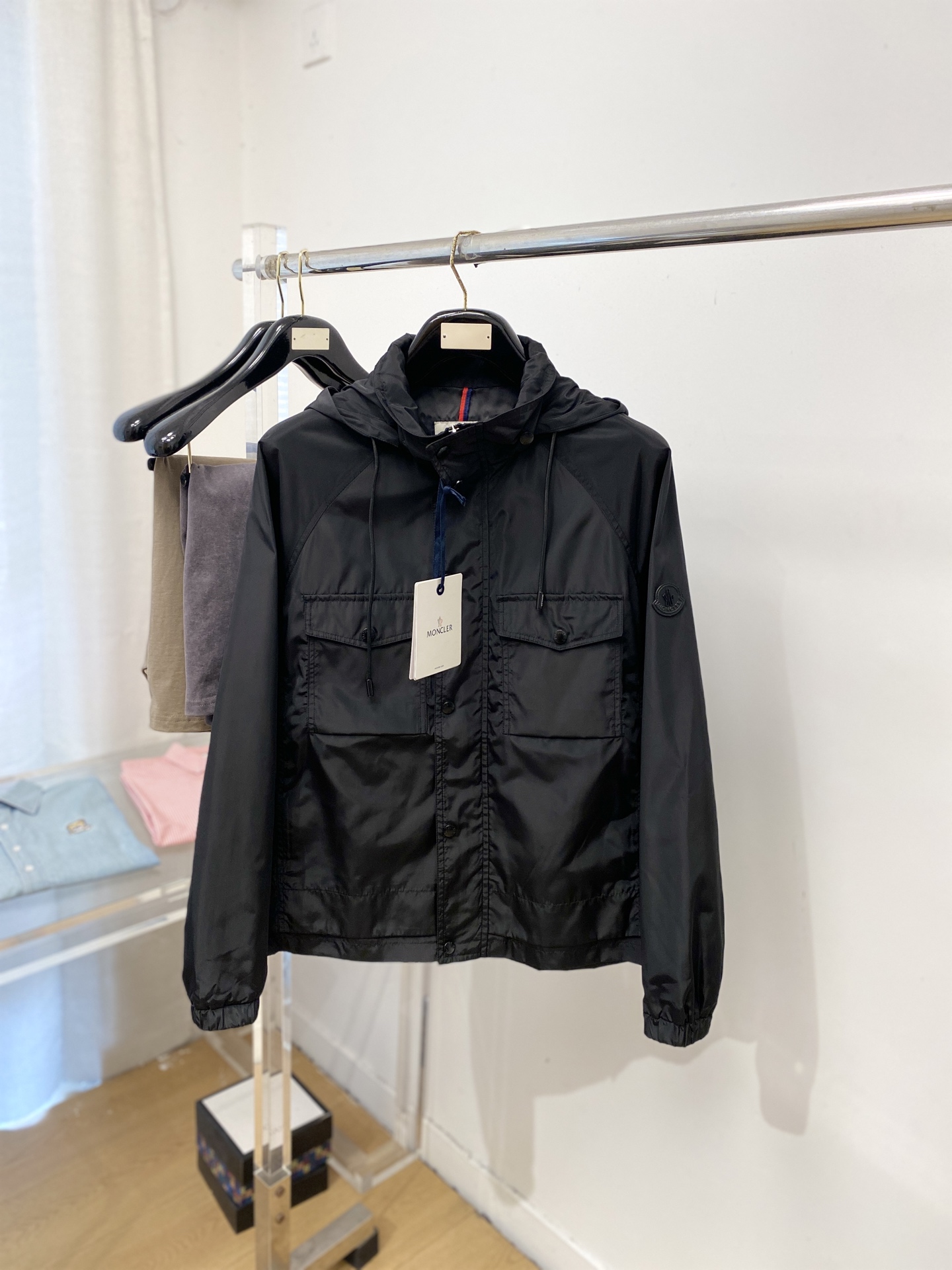 蒙口、2026新品夹克外套，时尚帅气，简约百搭款，袖口刺绣装饰图案logo，定制原版面料，不仅挺括，保持