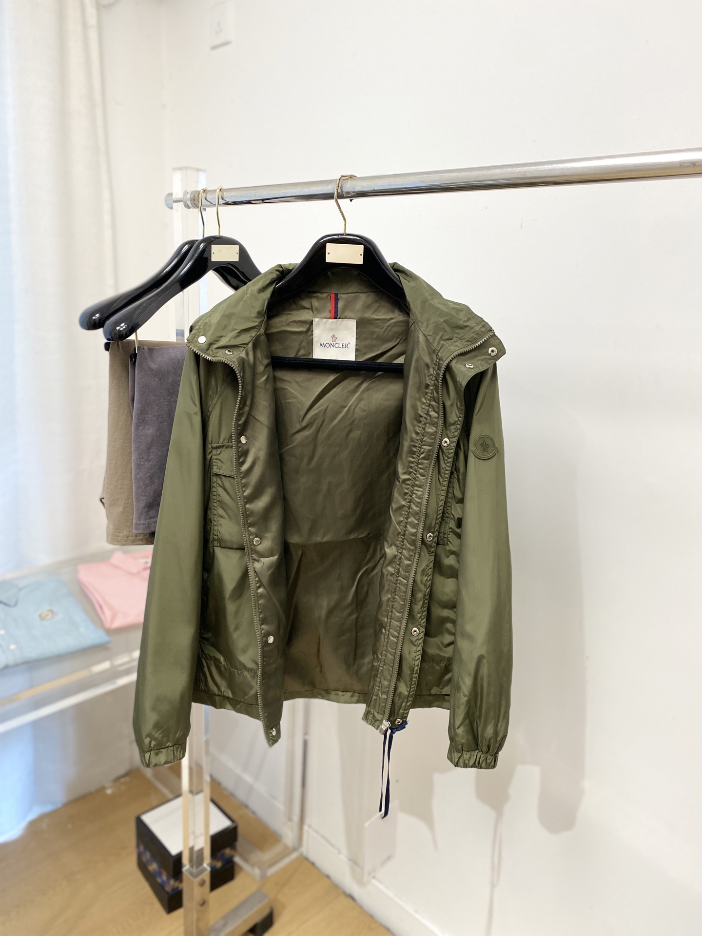 蒙口、2026新品夹克外套，时尚帅气，简约百搭款，袖口刺绣装饰图案logo，定制原版面料，不仅挺括，保持