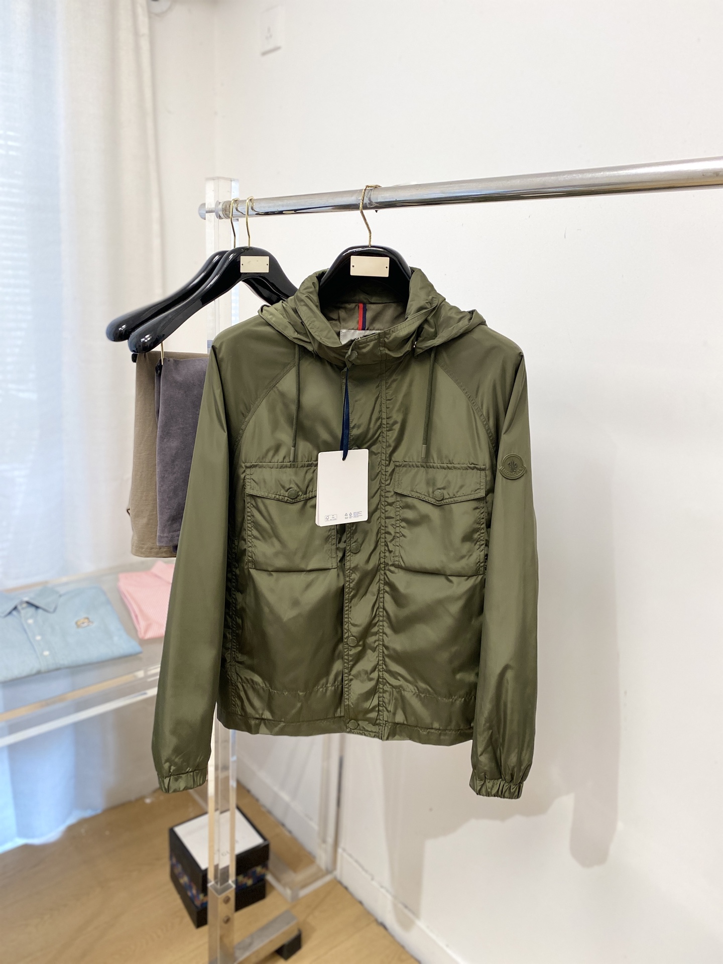 NO:759164,Moncler, 2026 new jacket jacket, fashionable and handsome, simple and versatile, cuffs embroidered with decorative pattern logo, customized original fabric, not only crisp and trendy silhouette, but also comfortable to wear, more delicate yarn weaving, size M-3XL,,Moncler,jackets & coats,jackets & coats,19860909蒙口、2026新品夹克外套,时尚帅气,简约百搭款,袖口刺绣装饰图案logo,定制原版面料,不仅挺括,保持潮流的廓形,又穿着舒适,纱织更细腻,码数M-3XL,,Moncler,jackets & coats,jackets & coats,,Men's clothing