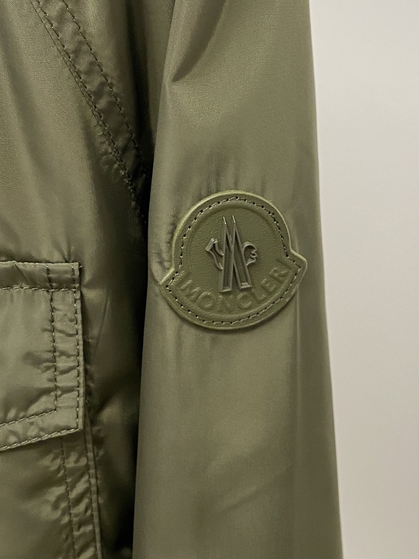 蒙口、2026新品夹克外套，时尚帅气，简约百搭款，袖口刺绣装饰图案logo，定制原版面料，不仅挺括，保持