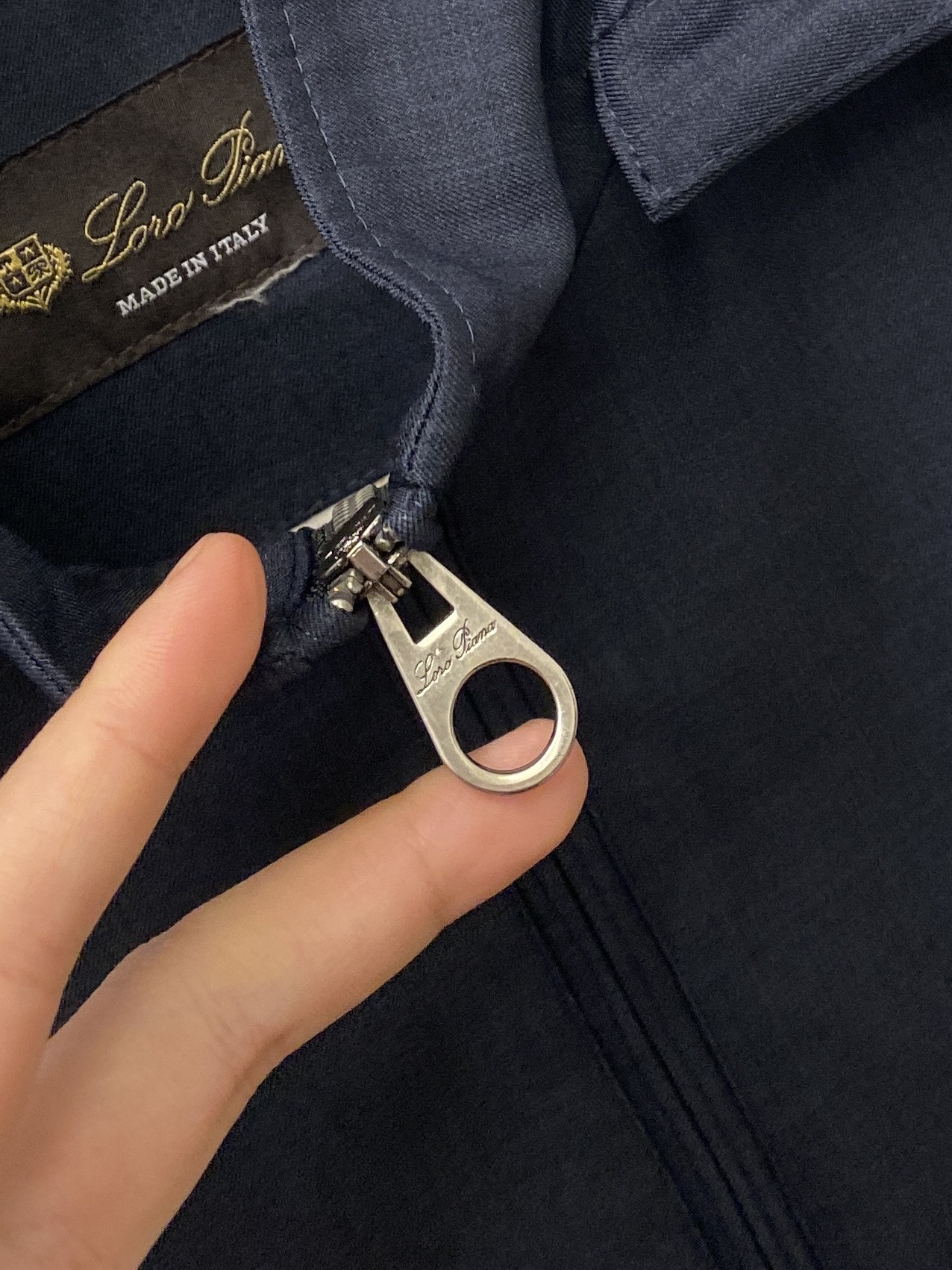 Loro piana、2026新品夹克外套，时尚帅气，简约百搭款，胸前精致刺绣字母logo，定制原版面料