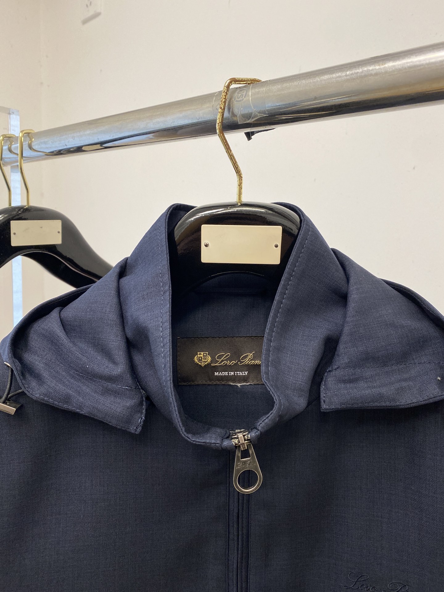 Loro piana、2026新品夹克外套，时尚帅气，简约百搭款，胸前精致刺绣字母logo，定制原版面料