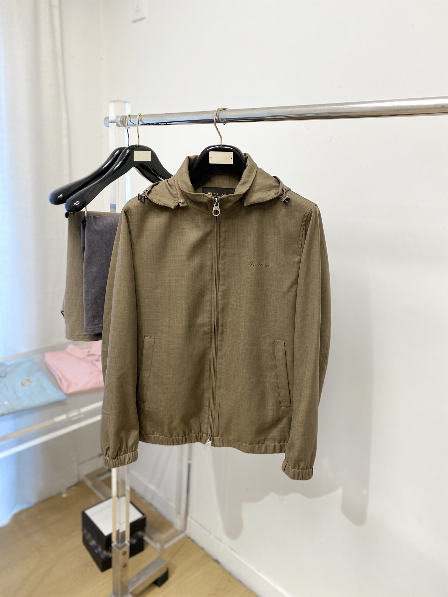 NO:759171,LP, 2026 new jacket, fashionable and handsome, simple and versatile, exquisite embroidered letter logo on the chest, customized original fabric, not only crisp and trendy silhouette, but also comfortable to wear, more delicate yarn weaving, size M-3XL,,loro piana,jackets & coats,jackets & coats,19860909LP、2026新品夹克外套,时尚帅气,简约百搭款,胸前精致刺绣字母logo,定制原版面料,不仅挺括,保持潮流的廓形,又穿着舒适,纱织更细腻,码数M-3XL,,loro piana,jackets & coats,jackets & coats,,Men's clothing