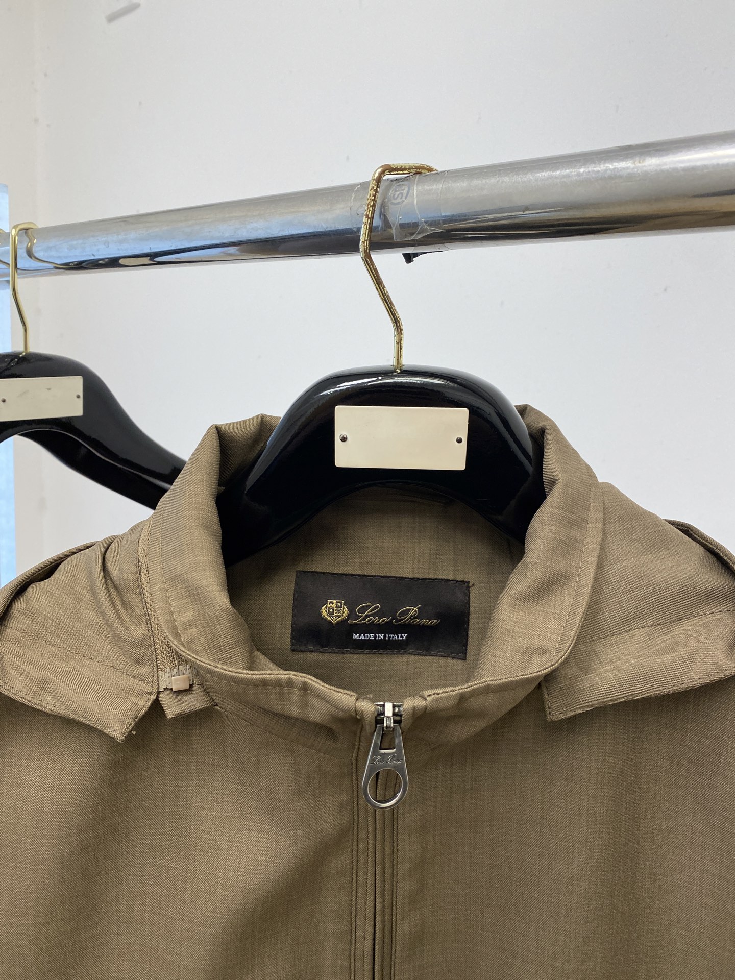 Loro piana、2026新品夹克外套，时尚帅气，简约百搭款，胸前精致刺绣字母logo，定制原版面料