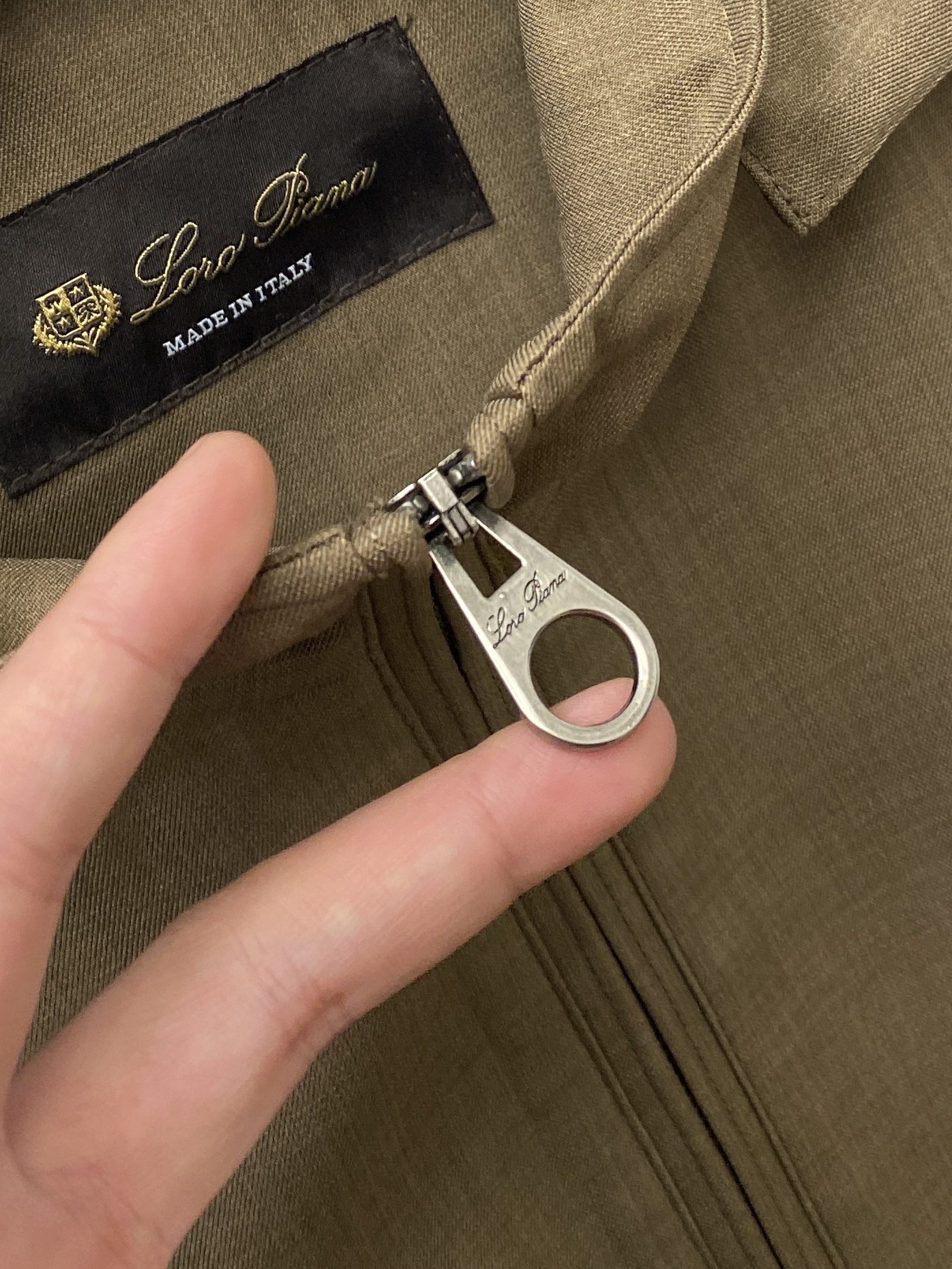 Loro piana、2026新品夹克外套，时尚帅气，简约百搭款，胸前精致刺绣字母logo，定制原版面料