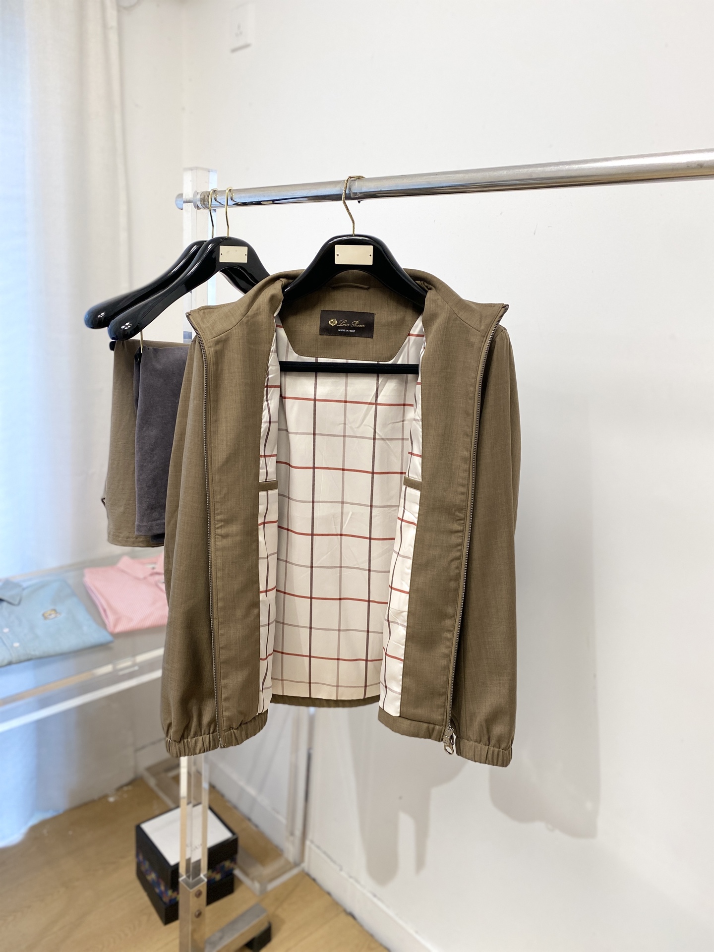 Loro piana、2026新品夹克外套，时尚帅气，简约百搭款，胸前精致刺绣字母logo，定制原版面料