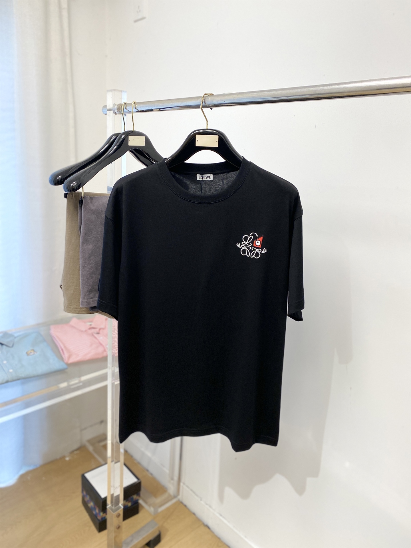 NO:756807,Loewe, 2026 new short-sleeved T-shirt, handsome and fashionable, with exquisite embroidered logo on the chest, simple and versatile. The fabric cotton is not only crisp and maintains the trendy silhouette, but also comfortable to wear, and the yarn is more delicate. Size M-3XL,, loewe, T-shirt, tees, t-shirt,19860909罗意威、2026新品短袖T恤,帅气时尚,胸前精致刺绣图案logo,简约百搭款.面料棉 不仅挺括,保持潮流的廓形,又穿着舒适,纱织更细腻,码数M-3XL,,loewe,T-shirt,tees，t-shirt,,Men's clothing