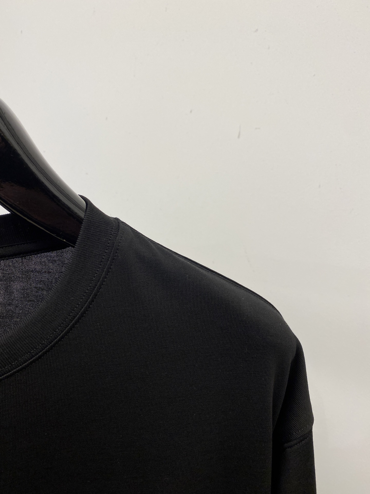 罗意威、2026新品短袖T恤，帅气时尚，胸前精致刺绣图案logo，简约百搭款。面料棉 不仅挺括，保持潮流