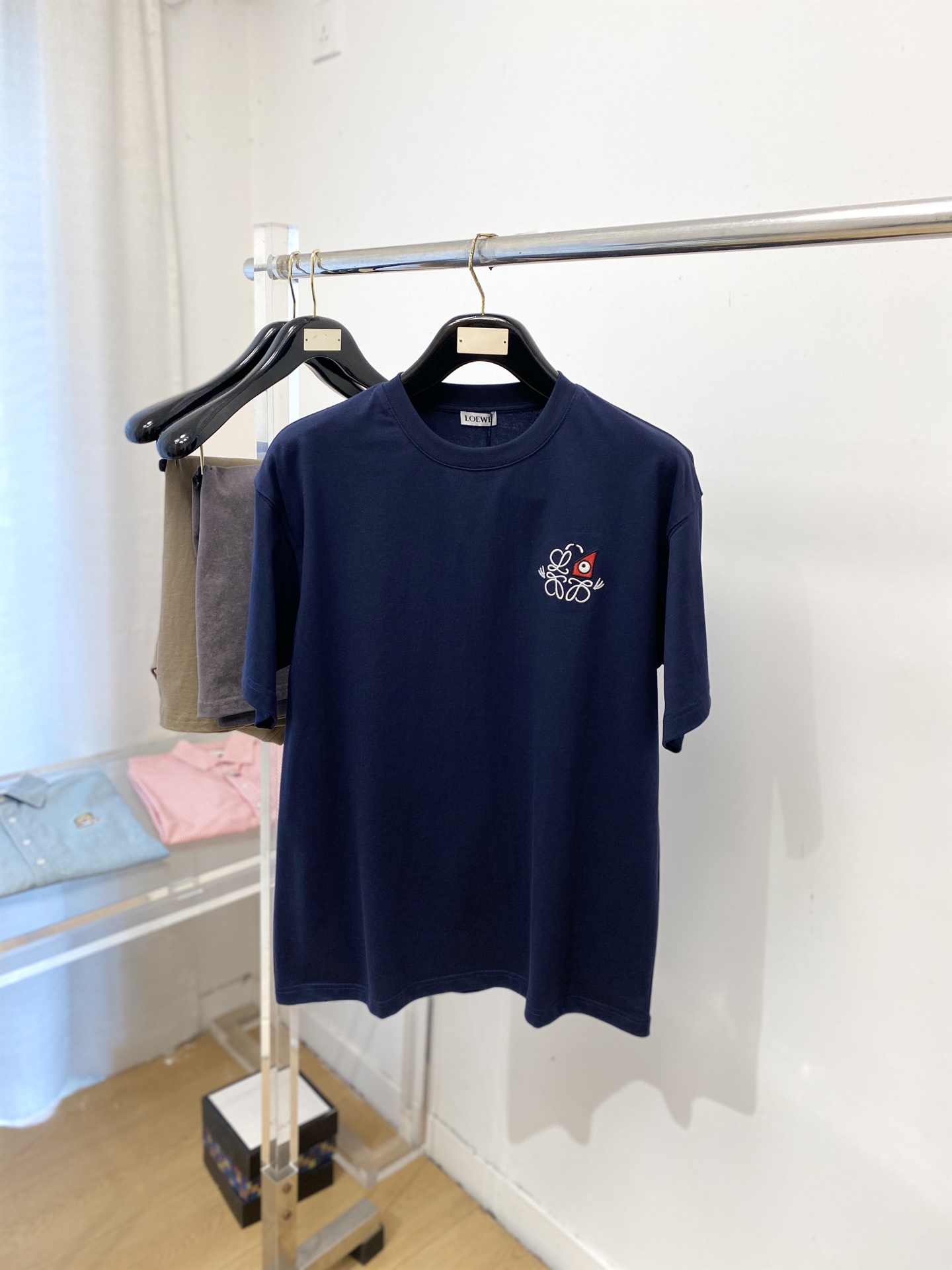 NO:756810,Loewe, 2026 new short-sleeved T-shirt, handsome and fashionable, with exquisite embroidered logo on the chest, simple and versatile. The fabric cotton is not only crisp and maintains the trendy silhouette, but also comfortable to wear, and the yarn is more delicate. Size M-3XL, loro piana, loewe, T-shirt, tees, t-shirt,19860909罗意威、2026新品短袖T恤,帅气时尚,胸前精致刺绣图案logo,简约百搭款.面料棉 不仅挺括,保持潮流的廓形,又穿着舒适,纱织更细腻,码数M-3XL,,loro piana,loewe,T-shirt,tees，t-shirt,,Men's clothing