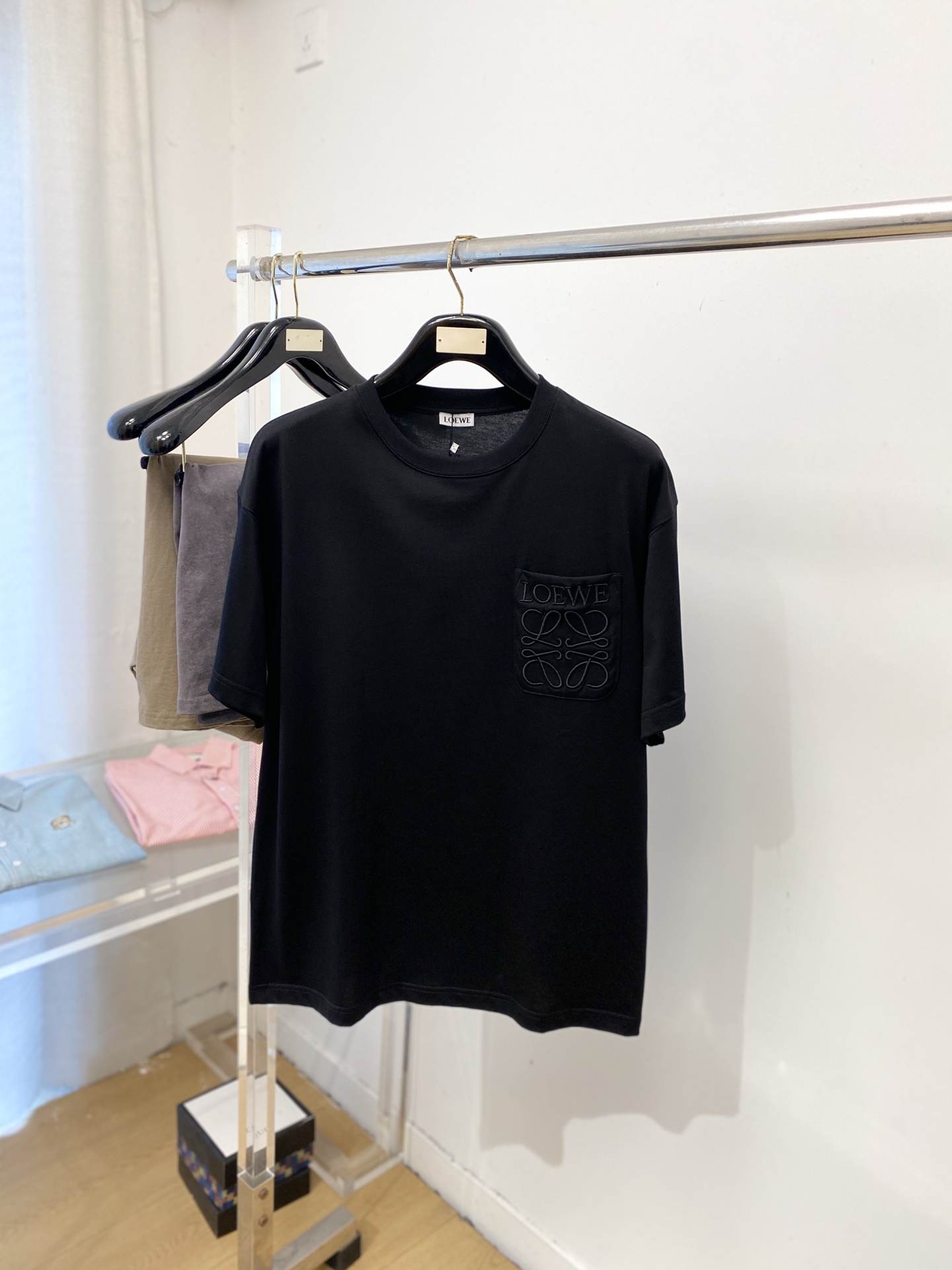 NO:756795,Loewe, 2026 new short-sleeved T-shirt, handsome and fashionable, with exquisite embroidered letter pattern logo on the chest, simple and versatile. The fabric cotton is not only crisp and maintains the trendy silhouette, but also comfortable to wear, and the yarn is more delicate. Size M-3XL,, loewe, T-shirt, tees, t-shirt,19860909罗意威、2026新品短袖T恤,帅气时尚,胸前精致刺绣字母图案logo,简约百搭款.面料棉 不仅挺括,保持潮流的廓形,又穿着舒适,纱织更细腻,码数M-3XL,,loewe,T-shirt,tees，t-shirt,,Men's clothing