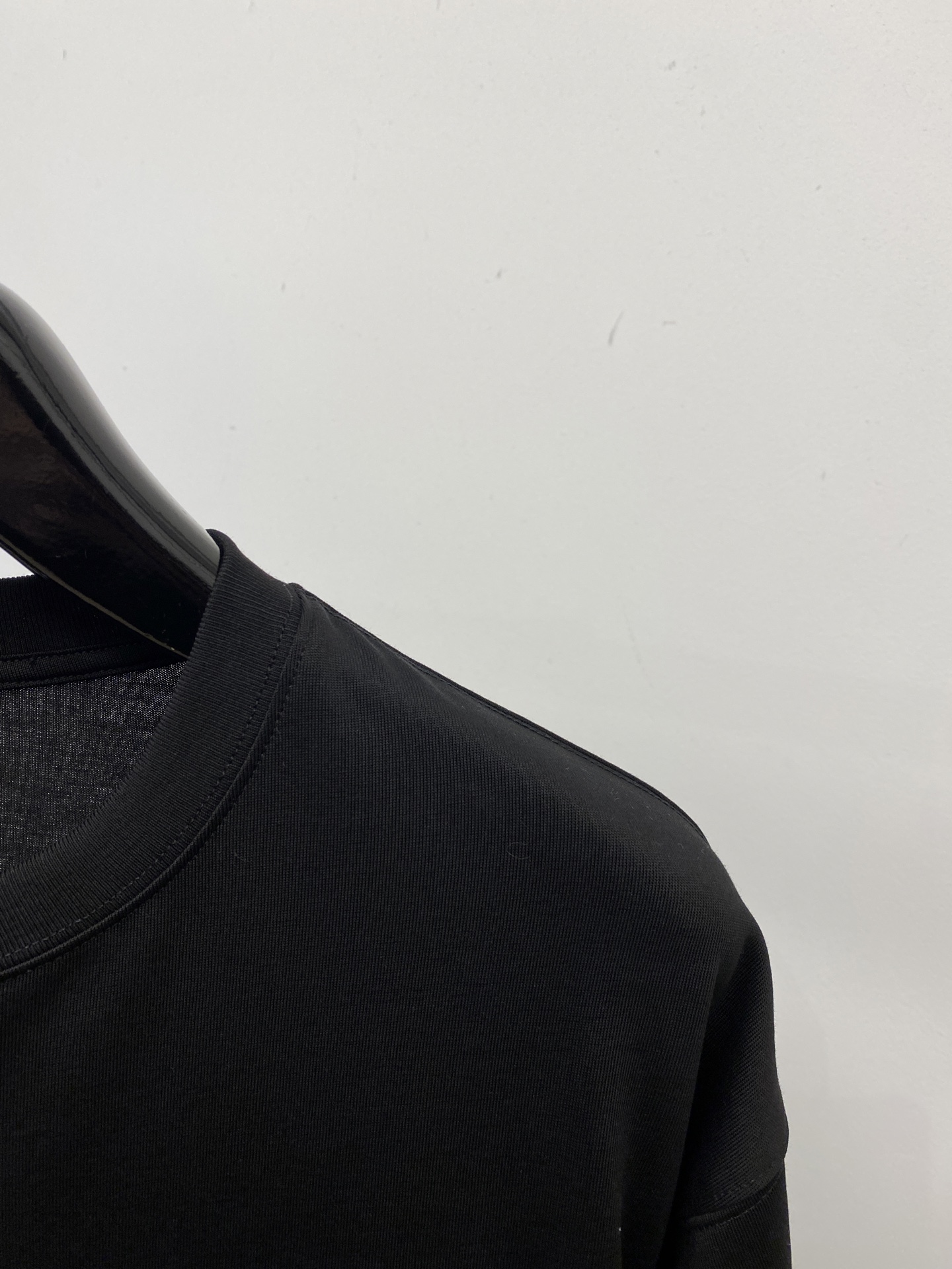 罗意威、2026新品短袖T恤，帅气时尚，胸前精致刺绣字母图案logo，简约百搭款。面料棉 不仅挺括，保持