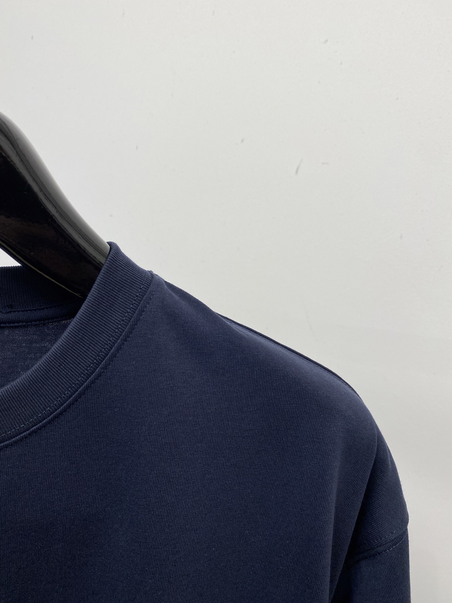 罗意威、2026新品短袖T恤，帅气时尚，胸前精致刺绣字母图案logo，简约百搭款。面料棉 不仅挺括，保持