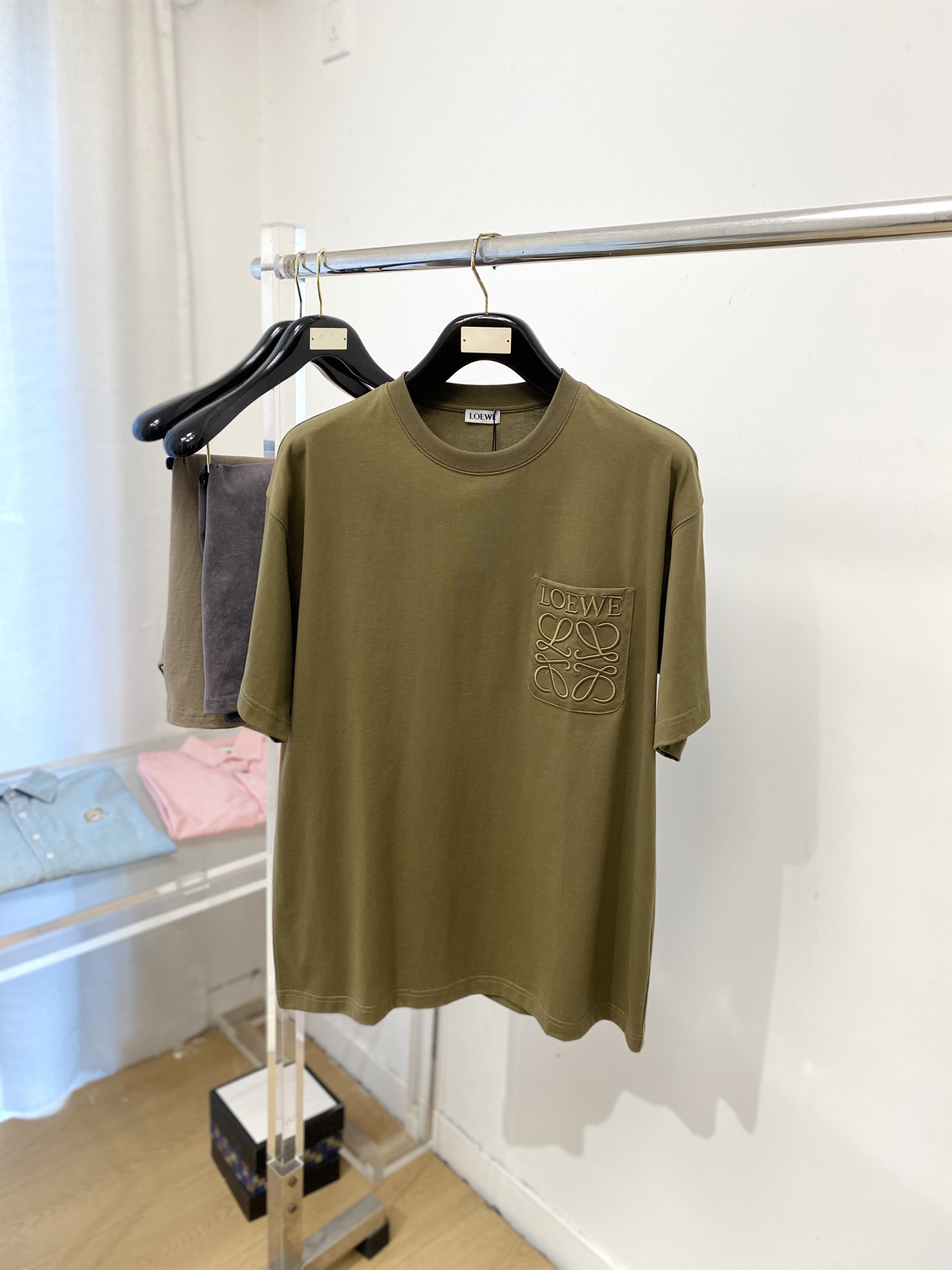 NO:756793,Loewe, 2026 new short-sleeved T-shirt, handsome and fashionable, with exquisite embroidered letter pattern logo on the chest, simple and versatile. The fabric cotton is not only crisp and maintains the trendy silhouette, but also comfortable to wear, and the yarn is more delicate. The code size is M-3XLP, loro piana, loewe, T-shirt, tees, t-shirt,19860909罗意威、2026新品短袖T恤,帅气时尚,胸前精致刺绣字母图案logo,简约百搭款.面料棉 不仅挺括,保持潮流的廓形,又穿着舒适,纱织更细腻,码数M-3XLP,,loro piana,loewe,T-shirt,tees，t-shirt,,Men's clothing