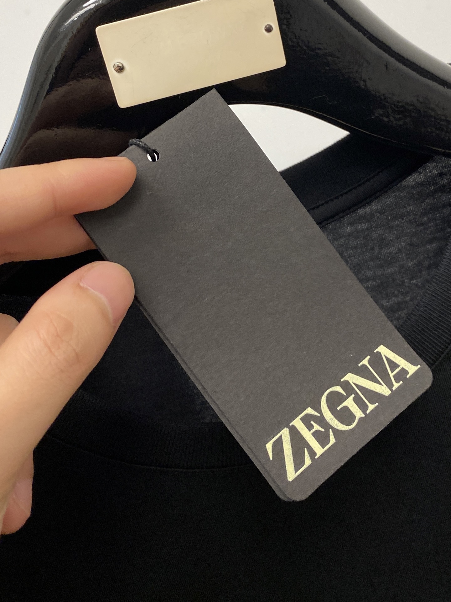 杰尼亚、2026新品短袖T恤，帅气时尚，衣下精致刺绣字母logo，简约百搭款。面料棉 不仅挺括，保持潮流