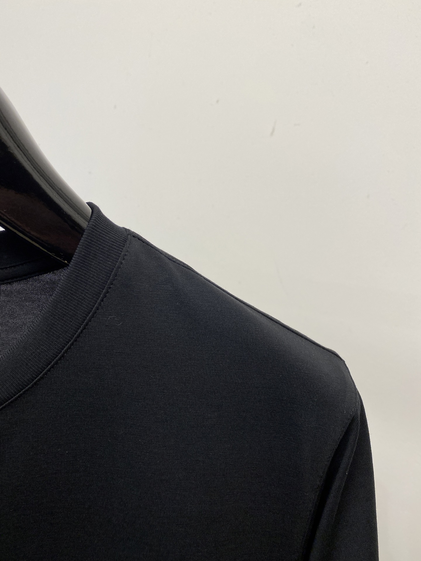 杰尼亚、2026新品短袖T恤，帅气时尚，衣下精致刺绣字母logo，简约百搭款。面料棉 不仅挺括，保持潮流