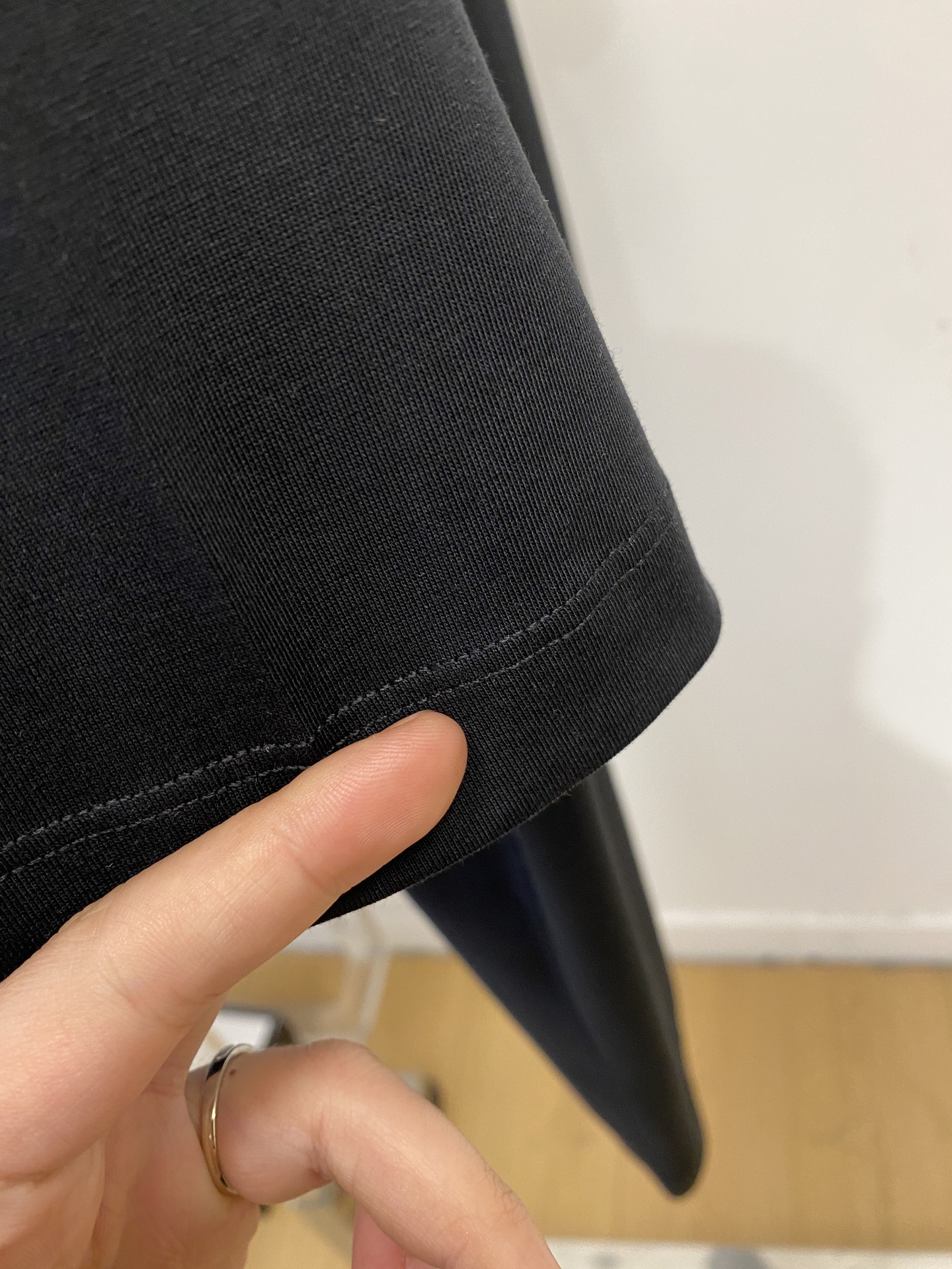 杰尼亚、2026新品短袖T恤，帅气时尚，衣下精致刺绣字母logo，简约百搭款。面料棉 不仅挺括，保持潮流