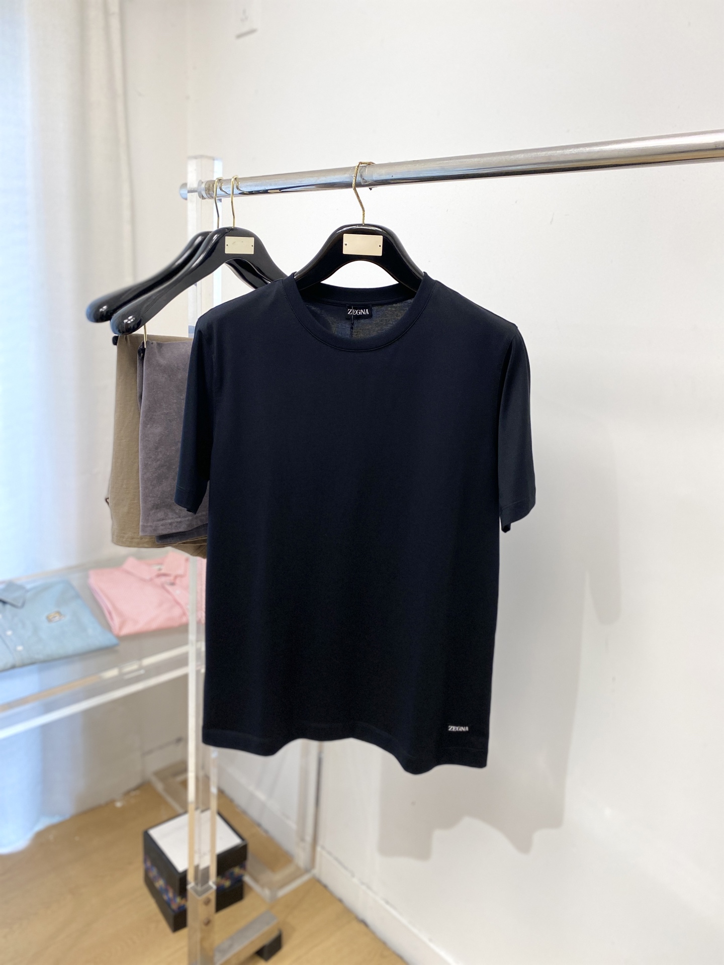 NO:756797,Zegna, 2026 new short-sleeved T-shirt, handsome and fashionable, with exquisite embroidered letter logo on the bottom, simple and versatile. The fabric cotton is not only crisp and maintains the trendy silhouette, but also comfortable to wear, and the yarn is more delicate. The size is M-3Xl,,zegna,T-shirt,tees,t-shirt,19860909杰尼亚、2026新品短袖T恤,帅气时尚,衣下精致刺绣字母logo,简约百搭款.面料棉 不仅挺括,保持潮流的廓形,又穿着舒适,纱织更细腻,码数M-3Xl,,zegna,T-shirt,tees，t-shirt,,Men's clothing