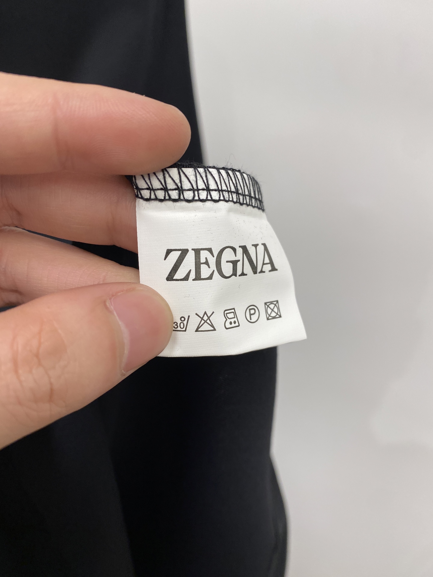 杰尼亚、2026新品短袖T恤，帅气时尚，衣下精致刺绣字母logo，简约百搭款。面料棉 不仅挺括，保持潮流