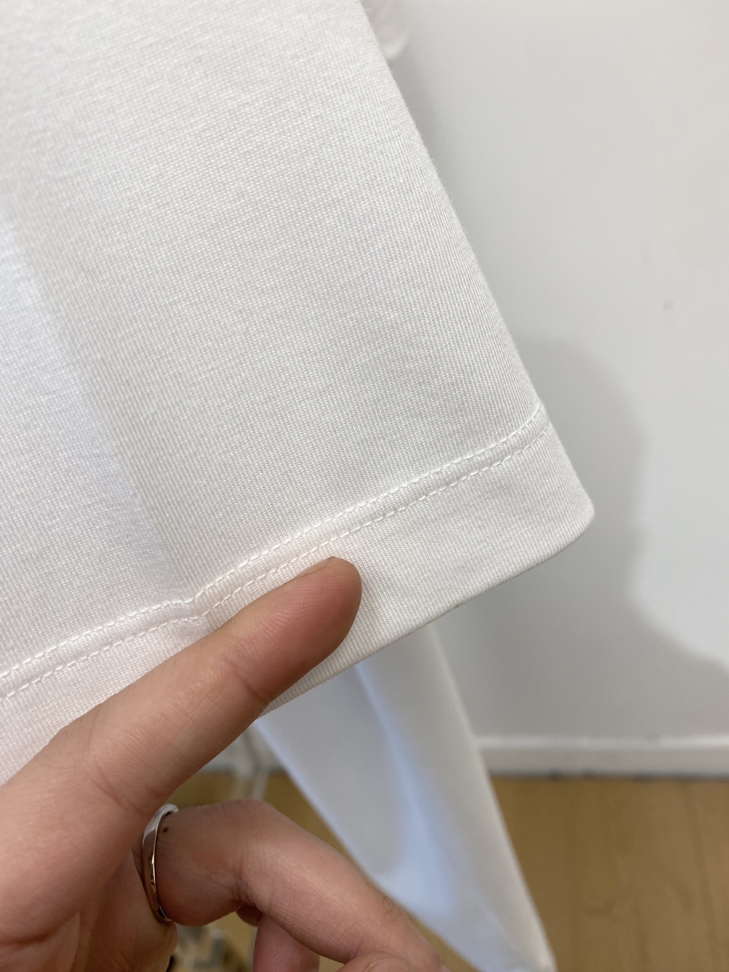 杰尼亚、2026新品短袖T恤，帅气时尚，衣下精致刺绣字母logo，简约百搭款。面料棉 不仅挺括，保持潮流