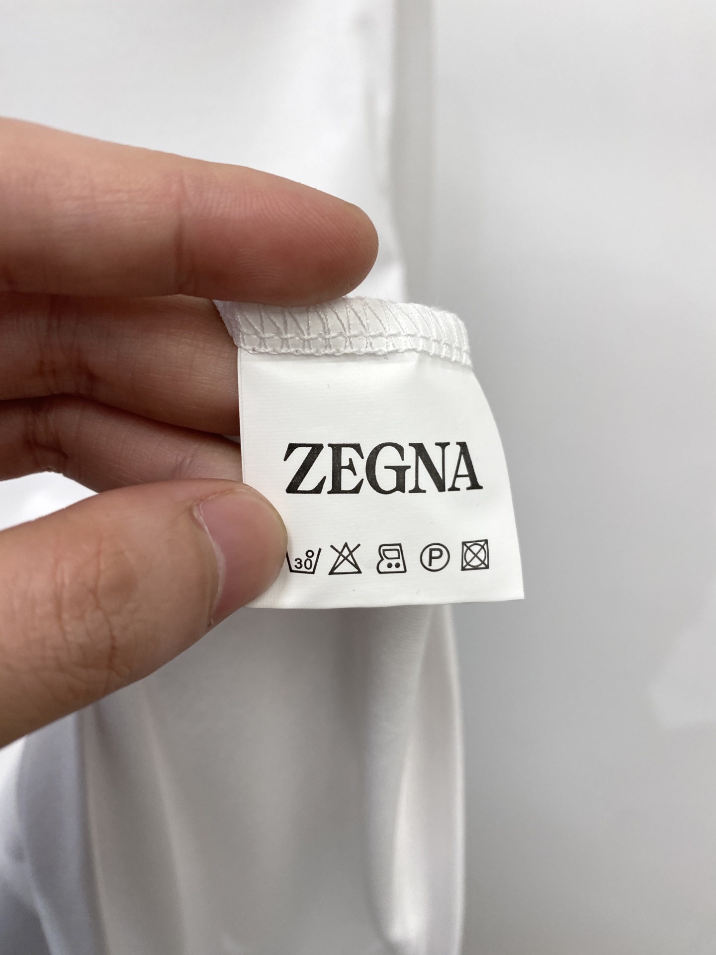 杰尼亚、2026新品短袖T恤，帅气时尚，衣下精致刺绣字母logo，简约百搭款。面料棉 不仅挺括，保持潮流