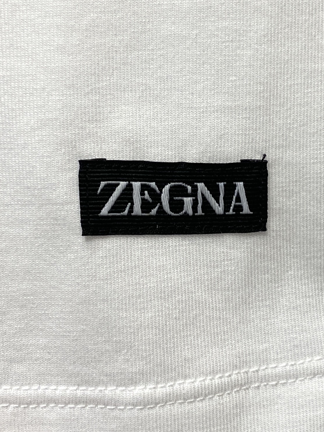 杰尼亚、2026新品短袖T恤，帅气时尚，衣下精致刺绣字母logo，简约百搭款。面料棉 不仅挺括，保持潮流