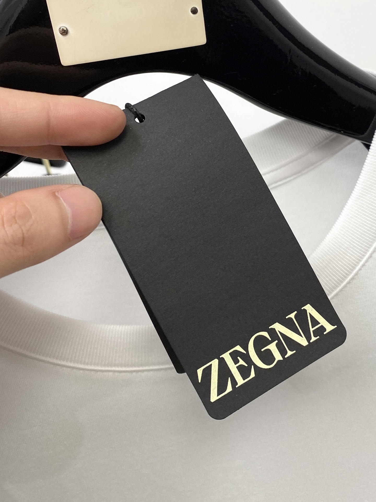 杰尼亚、2026新品短袖T恤，帅气时尚，衣下精致刺绣字母logo，简约百搭款。面料棉 不仅挺括，保持潮流