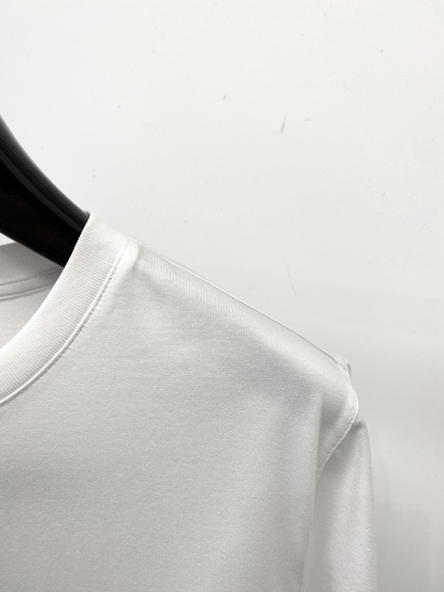 杰尼亚、2026新品短袖T恤，帅气时尚，衣下精致刺绣字母logo，简约百搭款。面料棉 不仅挺括，保持潮流