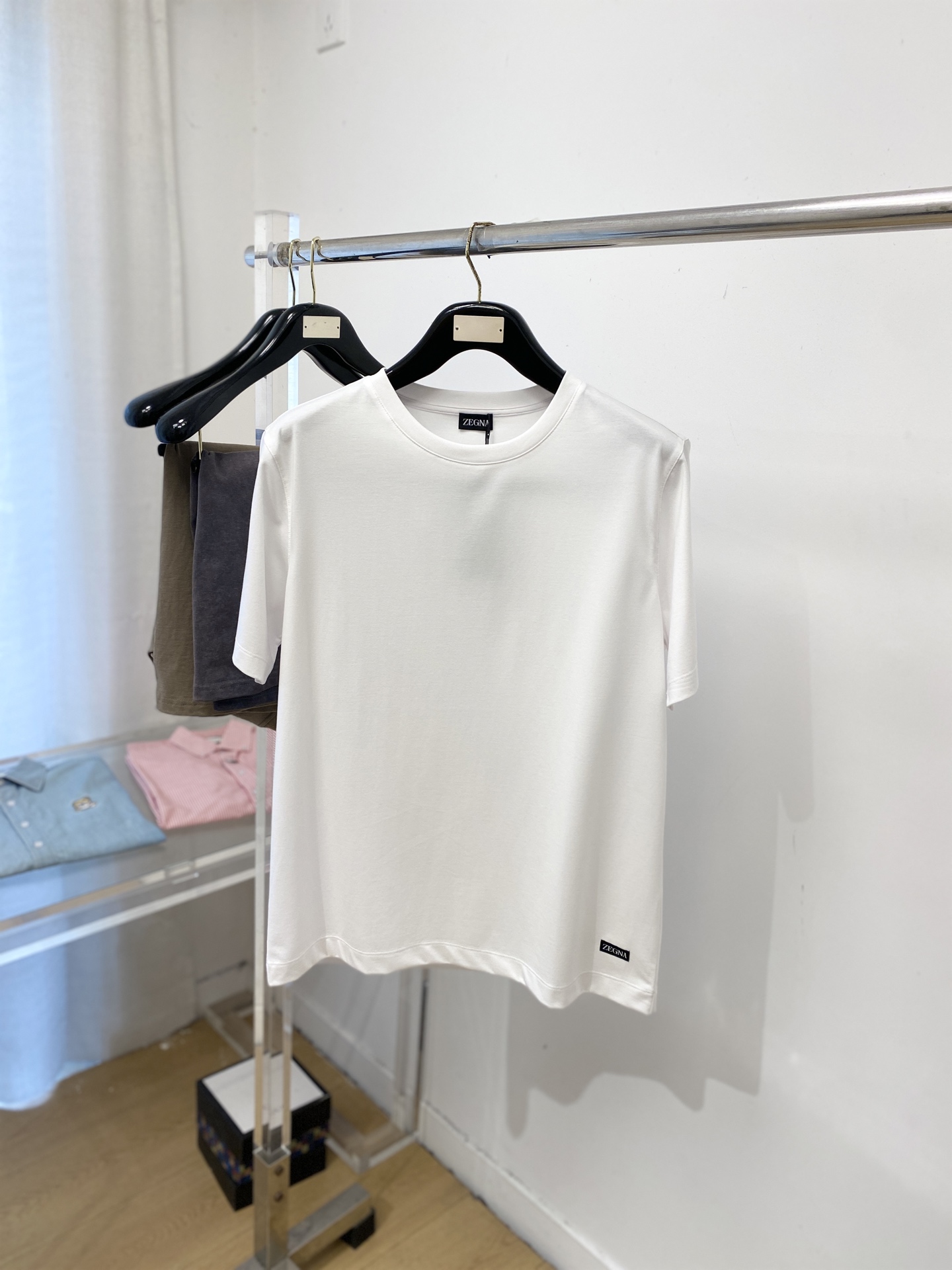 NO:756799,Zegna, 2026 new short-sleeved T-shirt, handsome and fashionable, exquisitely embroidered letter logo on the bottom, simple and versatile. The fabric cotton is not only crisp and maintains the trendy silhouette, but also comfortable to wear, and the yarn is more delicate. Size M-3XL,,zegna,T-shirt,tees,t-shirt,19860909杰尼亚、2026新品短袖T恤,帅气时尚,衣下精致刺绣字母logo,简约百搭款.面料棉 不仅挺括,保持潮流的廓形,又穿着舒适,纱织更细腻,码数M-3XL,,zegna,T-shirt,tees，t-shirt,,Men's clothing