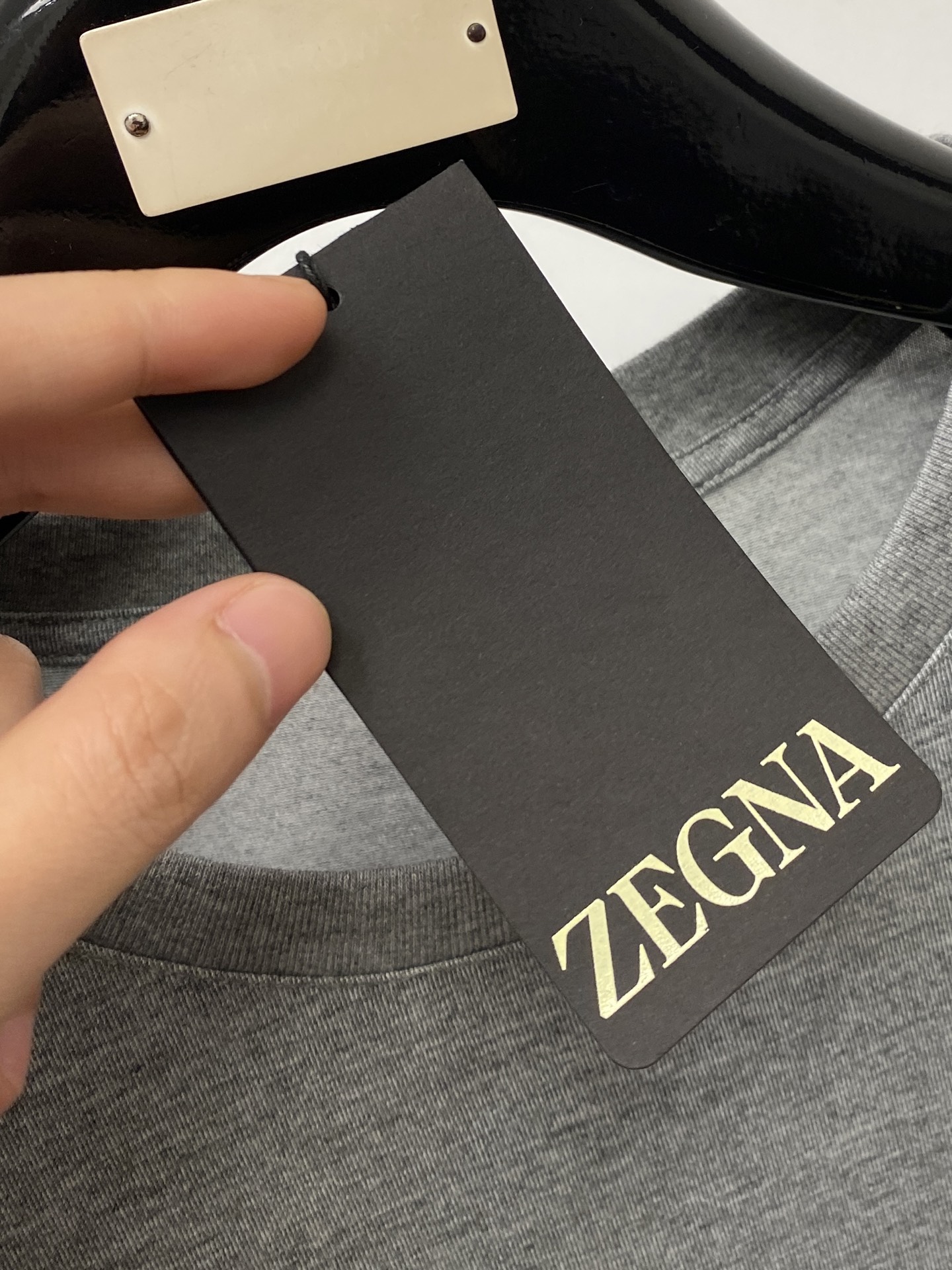 杰尼亚、2026新品短袖T恤，帅气时尚，胸前精致刺绣字母logo，简约百搭款。面料棉 不仅挺括，保持潮流