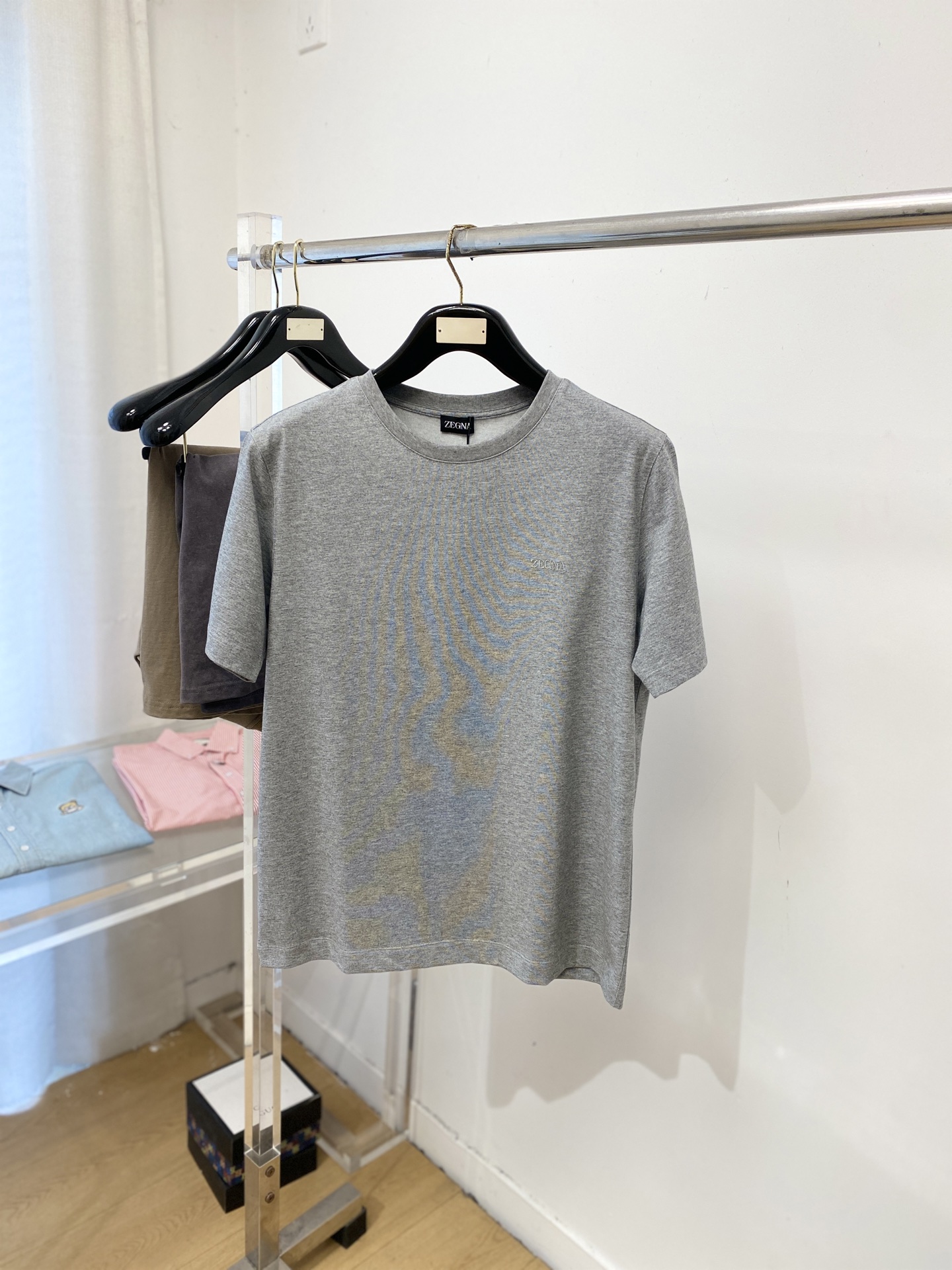 杰尼亚、2026新品短袖T恤，帅气时尚，胸前精致刺绣字母logo，简约百搭款。面料棉 不仅挺括，保持潮流