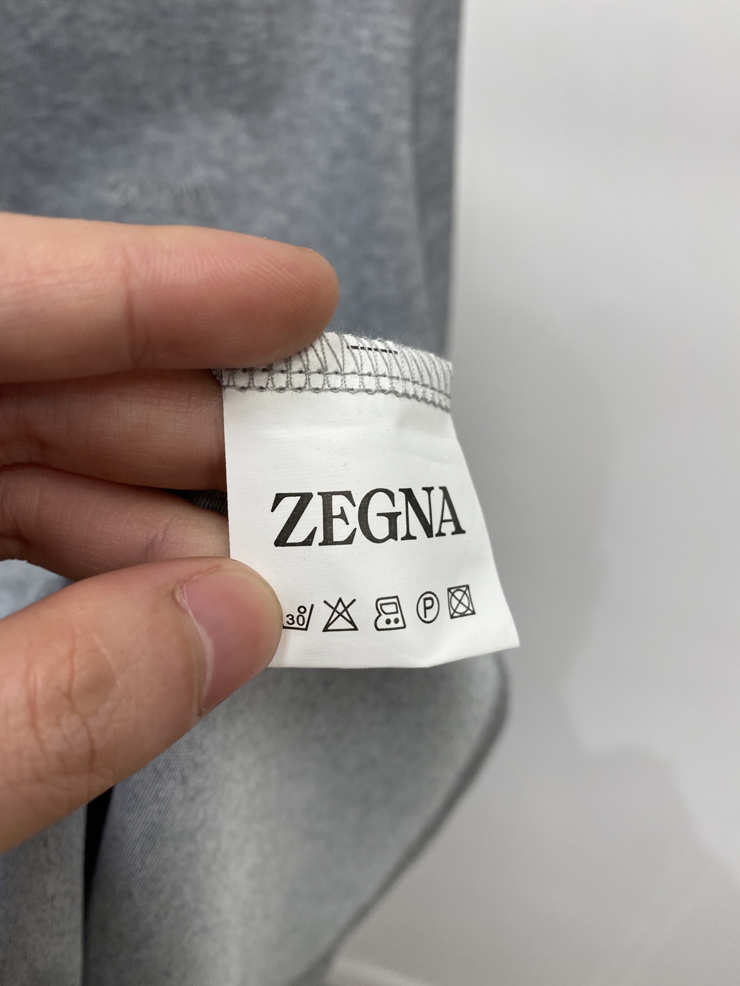 杰尼亚、2026新品短袖T恤，帅气时尚，胸前精致刺绣字母logo，简约百搭款。面料棉 不仅挺括，保持潮流