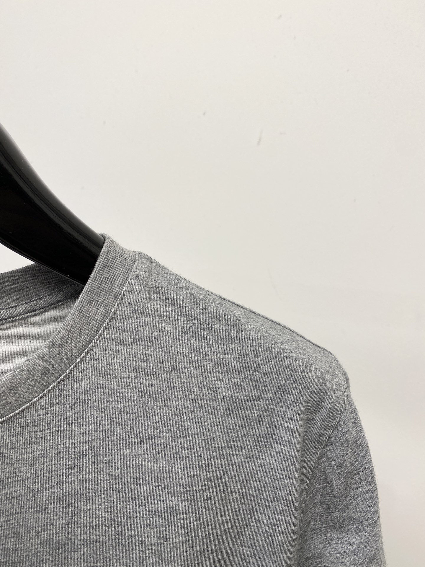 杰尼亚、2026新品短袖T恤，帅气时尚，胸前精致刺绣字母logo，简约百搭款。面料棉 不仅挺括，保持潮流