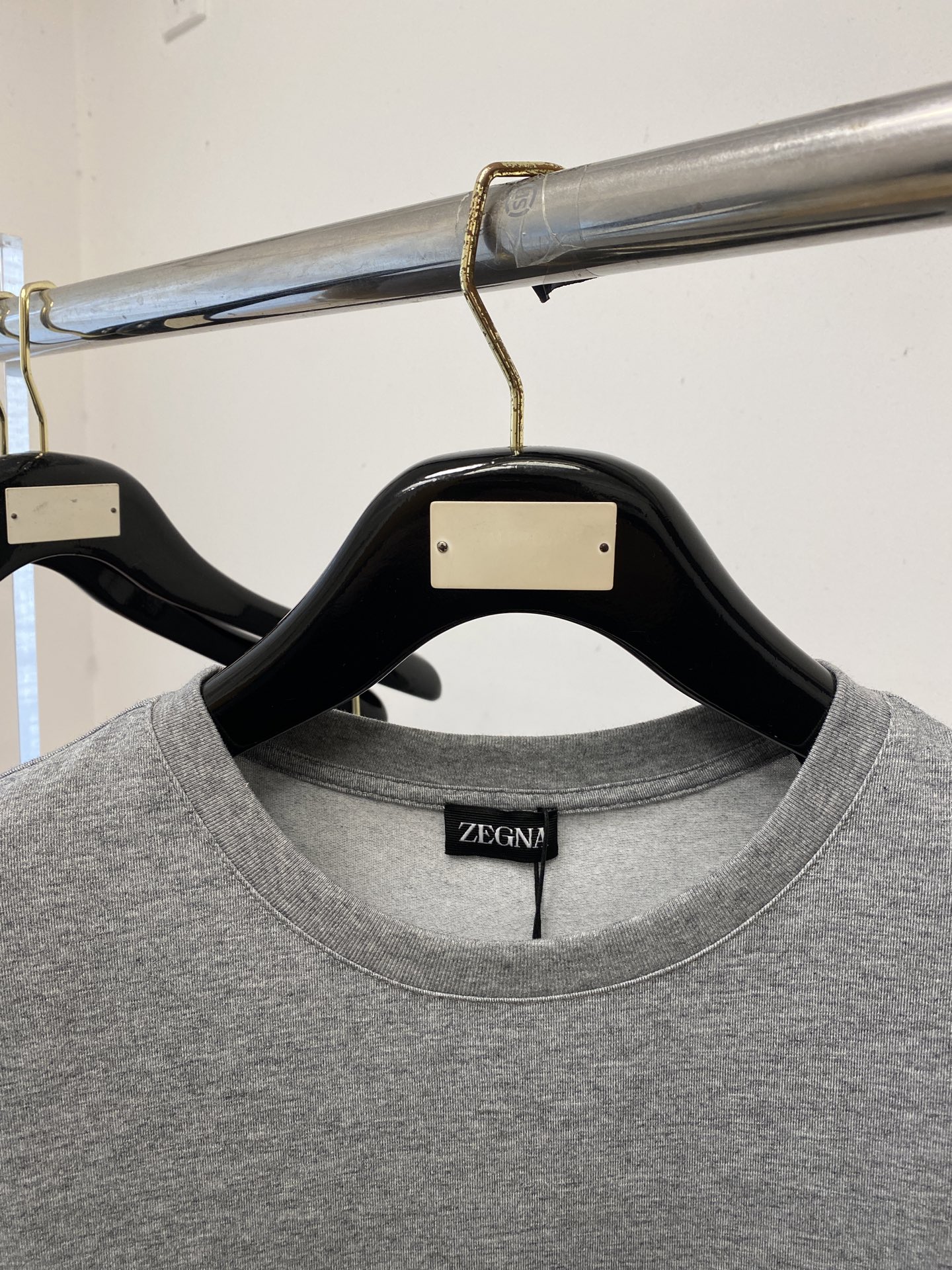 杰尼亚、2026新品短袖T恤，帅气时尚，胸前精致刺绣字母logo，简约百搭款。面料棉 不仅挺括，保持潮流