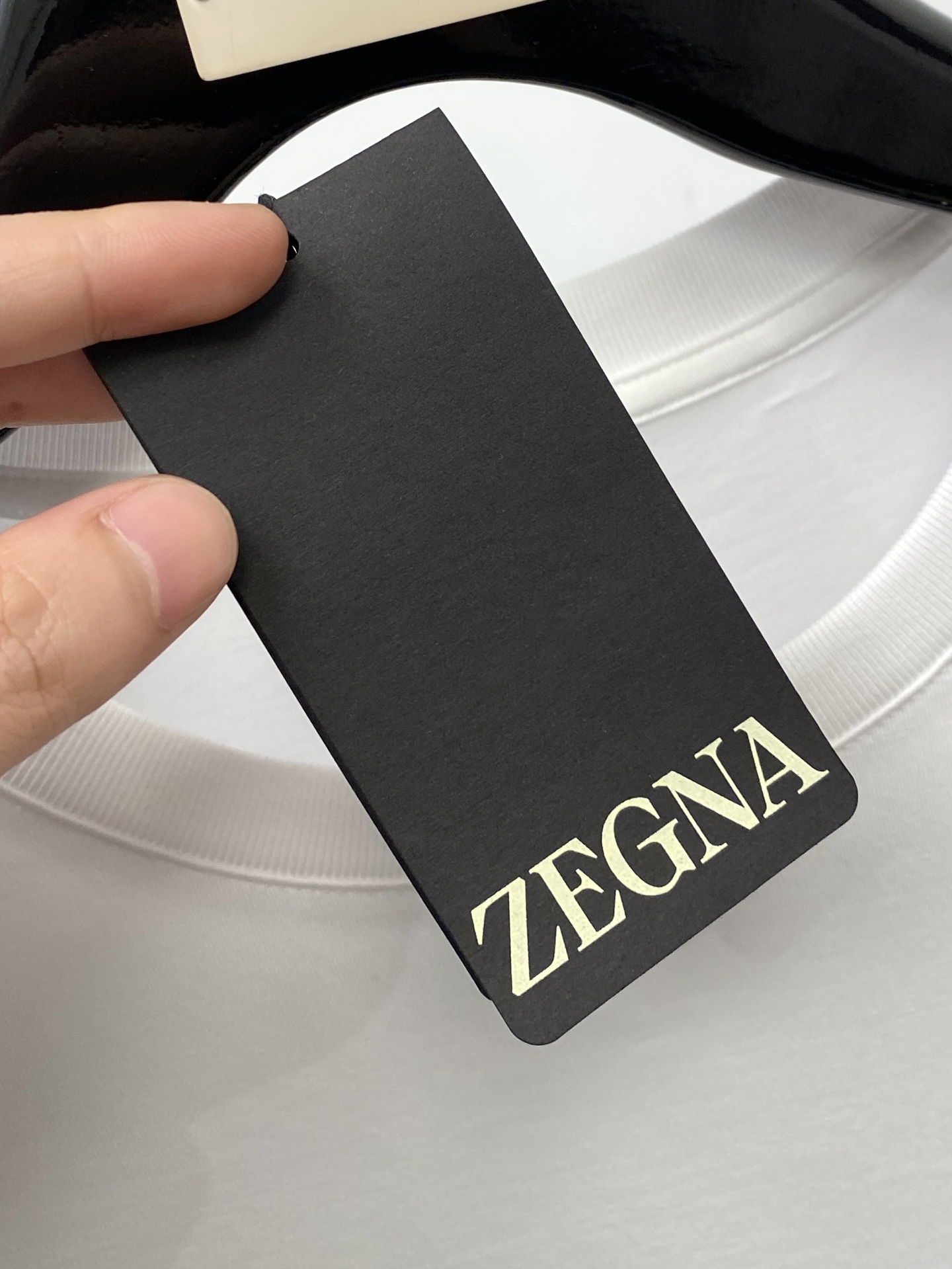 杰尼亚、2026新品短袖T恤，帅气时尚，胸前精致刺绣字母logo，简约百搭款。面料棉 不仅挺括，保持潮流