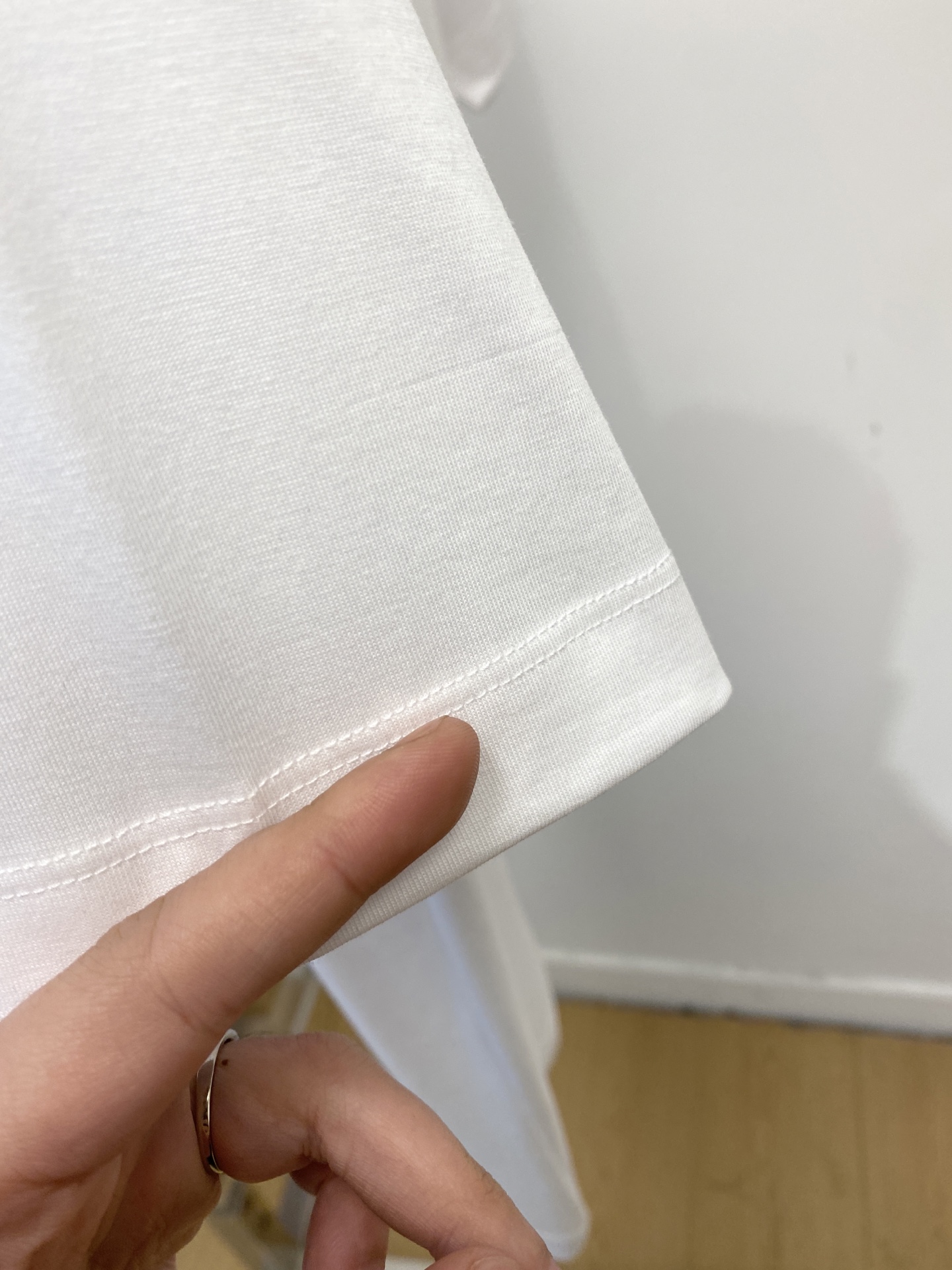 杰尼亚、2026新品短袖T恤，帅气时尚，胸前精致刺绣字母logo，简约百搭款。面料棉 不仅挺括，保持潮流