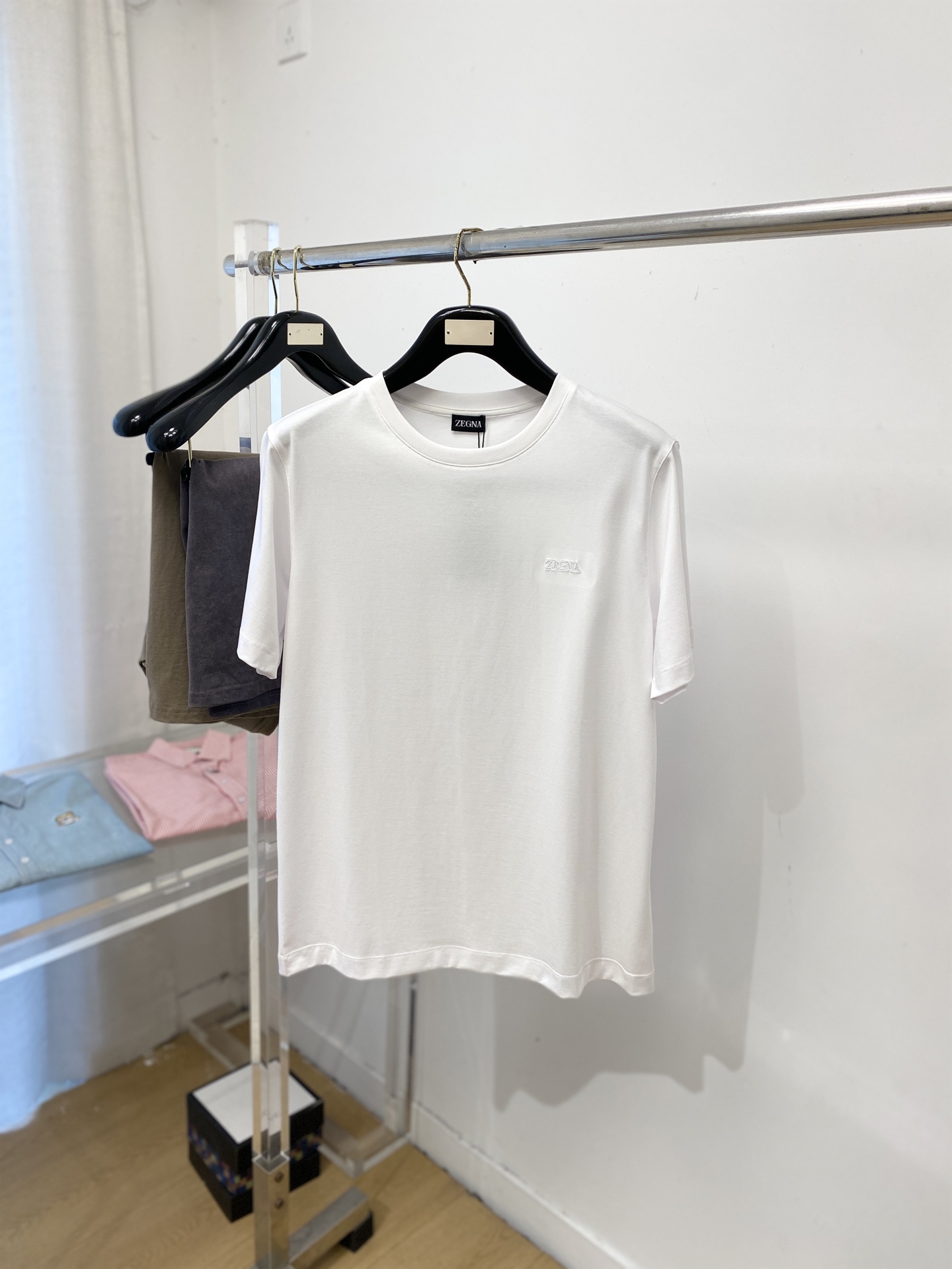 杰尼亚、2026新品短袖T恤，帅气时尚，胸前精致刺绣字母logo，简约百搭款。面料棉 不仅挺括，保持潮流