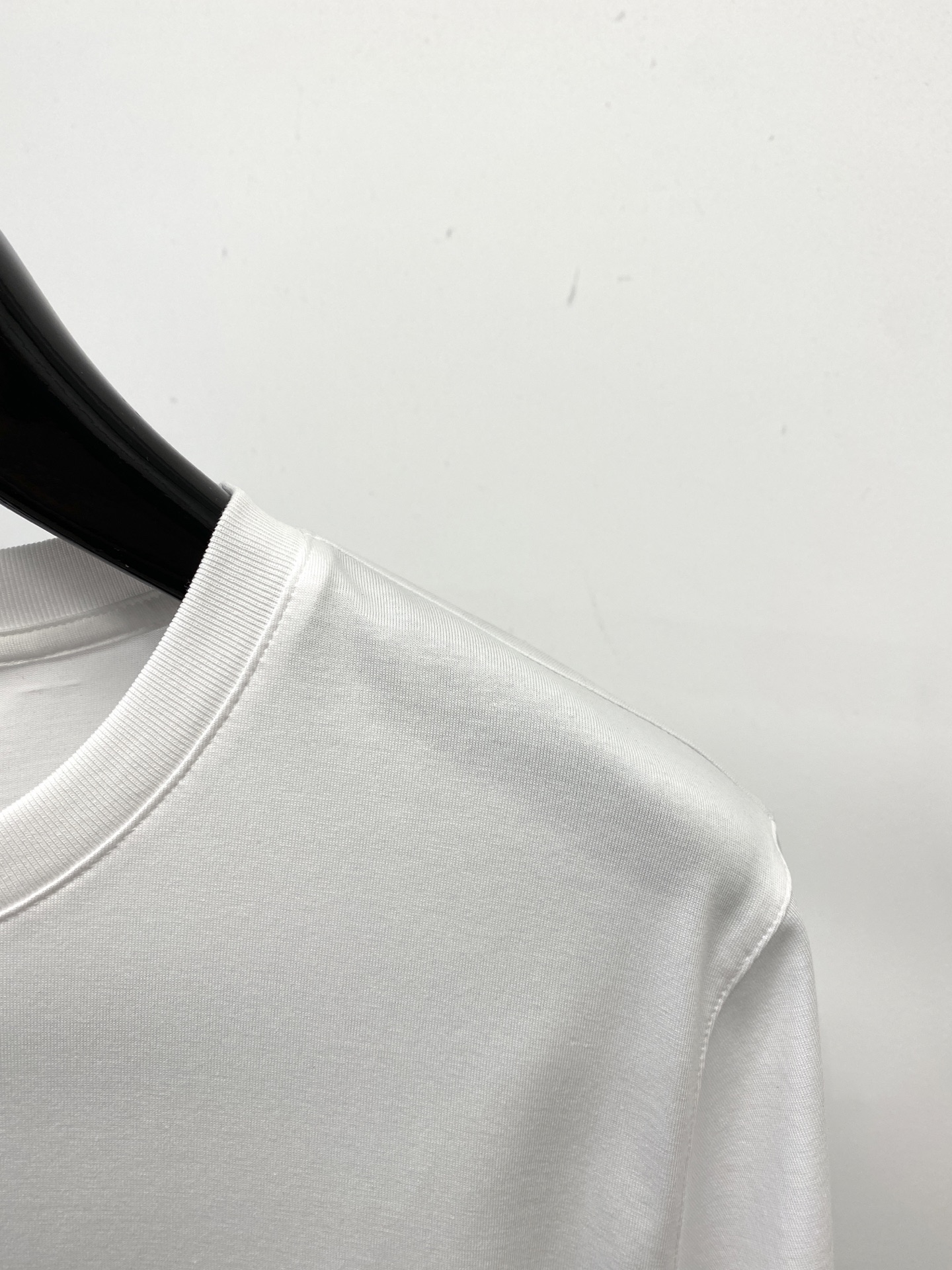 杰尼亚、2026新品短袖T恤，帅气时尚，胸前精致刺绣字母logo，简约百搭款。面料棉 不仅挺括，保持潮流