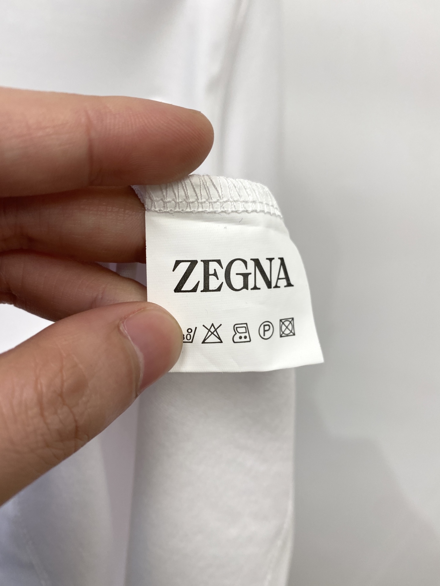 杰尼亚、2026新品短袖T恤，帅气时尚，胸前精致刺绣字母logo，简约百搭款。面料棉 不仅挺括，保持潮流