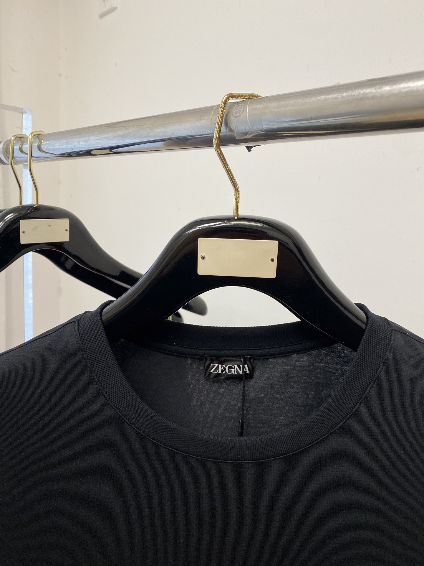 杰尼亚、2026新品短袖T恤，帅气时尚，胸前精致刺绣字母logo，简约百搭款。面料棉 不仅挺括，保持潮流