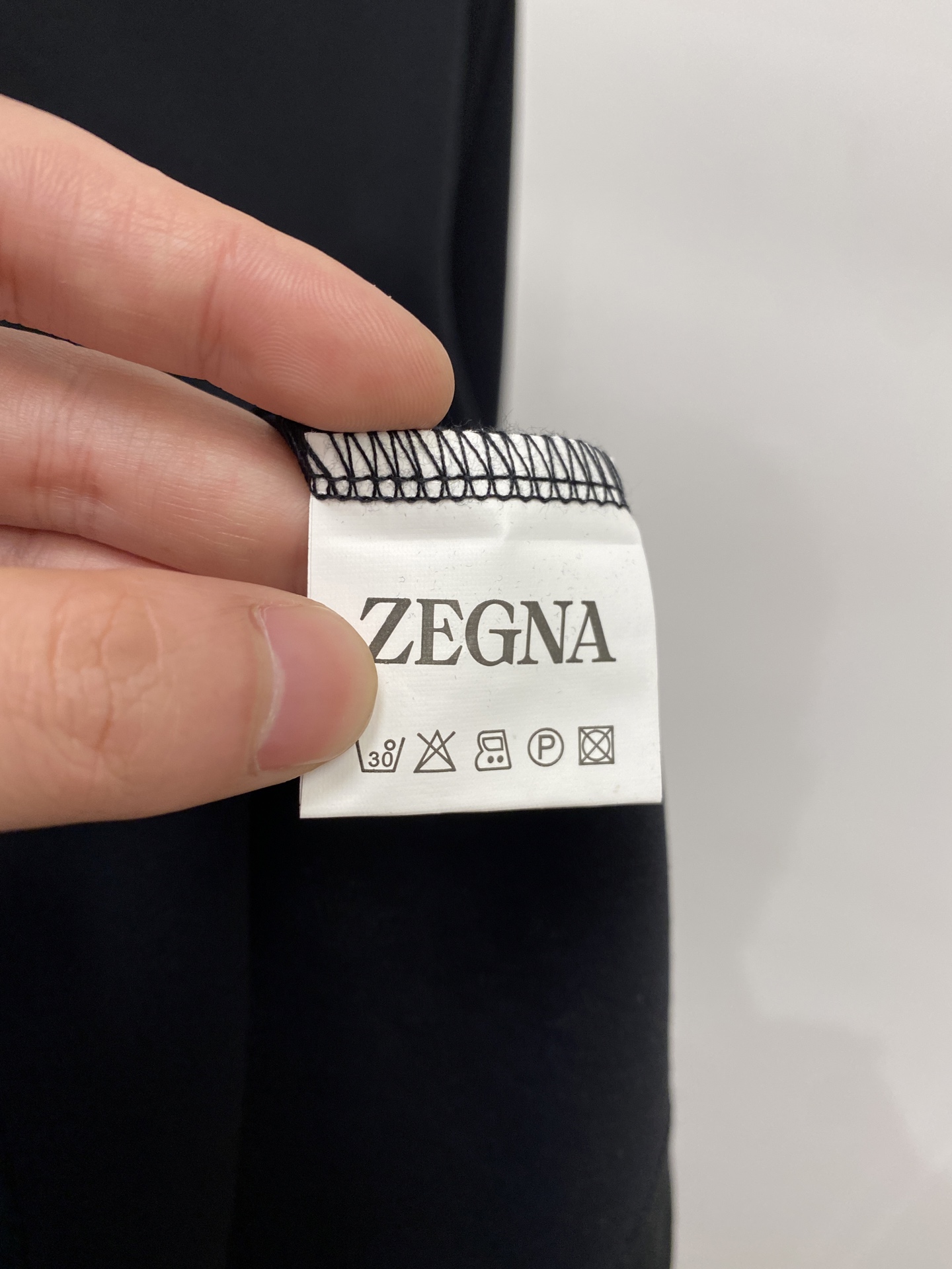 杰尼亚、2026新品短袖T恤，帅气时尚，胸前精致刺绣字母logo，简约百搭款。面料棉 不仅挺括，保持潮流