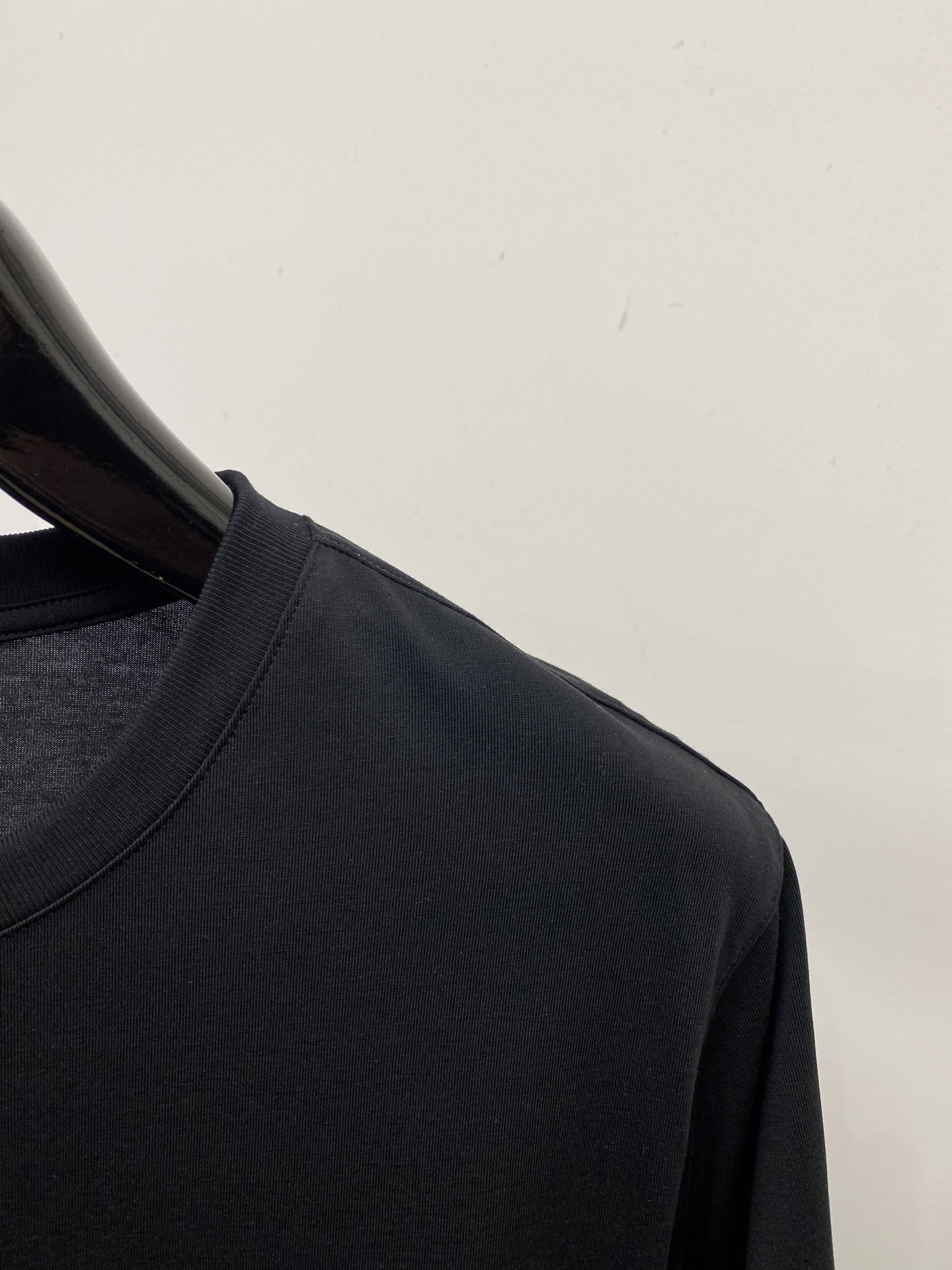 杰尼亚、2026新品短袖T恤，帅气时尚，胸前精致刺绣字母logo，简约百搭款。面料棉 不仅挺括，保持潮流