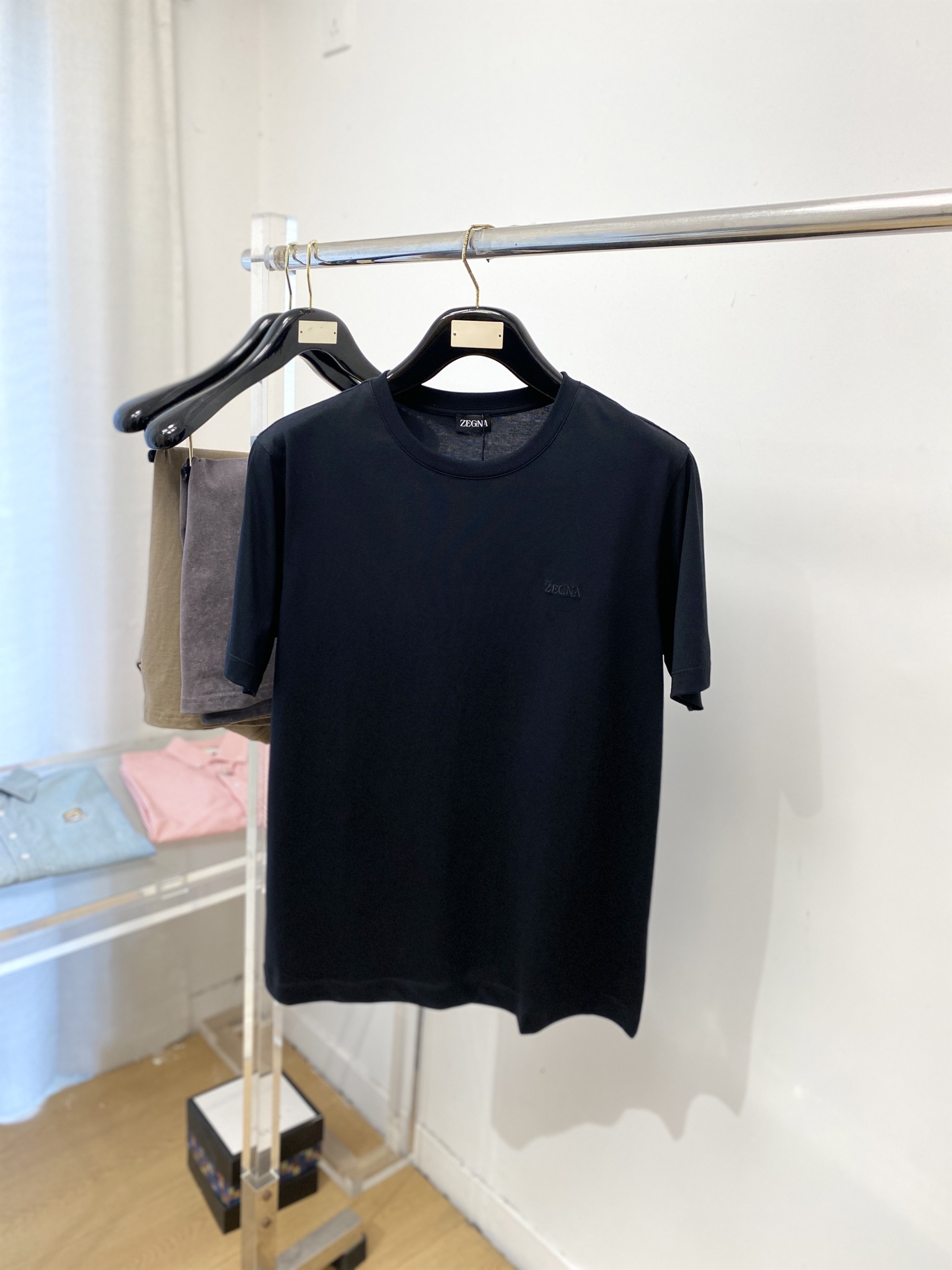 NO:756813,Zegna, 2026 new short-sleeved T-shirt, handsome and fashionable, with exquisite embroidered letter logo on the chest, simple and versatile. The fabric cotton is not only crisp and maintains the trendy silhouette, but also comfortable to wear, and the yarn is more delicate. Size M-3XL,,zegna,T-shirt,tees,t-shirt,19860909杰尼亚、2026新品短袖T恤,帅气时尚,胸前精致刺绣字母logo,简约百搭款.面料棉 不仅挺括,保持潮流的廓形,又穿着舒适,纱织更细腻,码数M-3XL,,zegna,T-shirt,tees，t-shirt,,Men's clothing