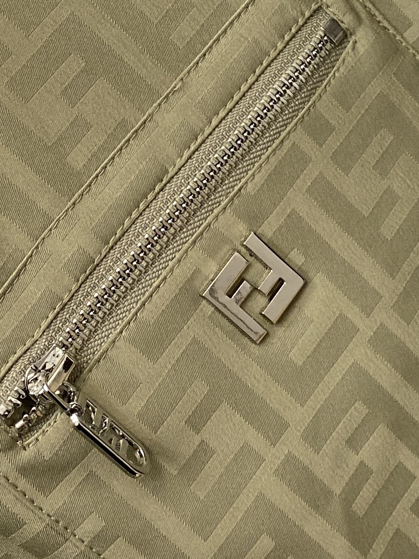 ￼ 芬迪、2026新品夹克外套，时尚帅气，简约百搭款，胸前五金装饰字母logo，定制原版面料，不仅挺括，