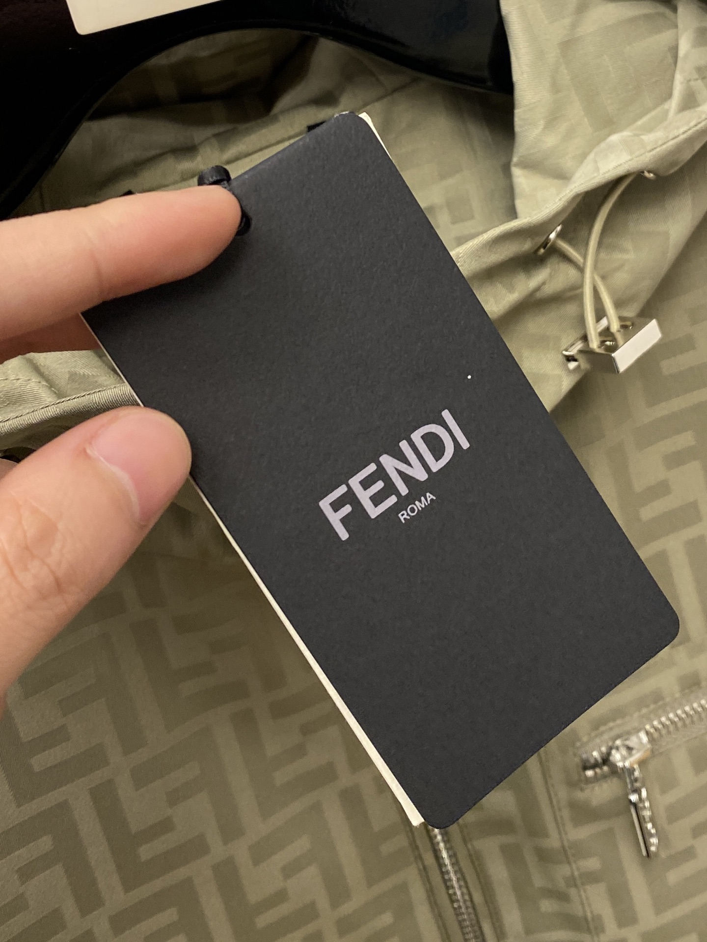 ￼ 芬迪、2026新品夹克外套，时尚帅气，简约百搭款，胸前五金装饰字母logo，定制原版面料，不仅挺括，