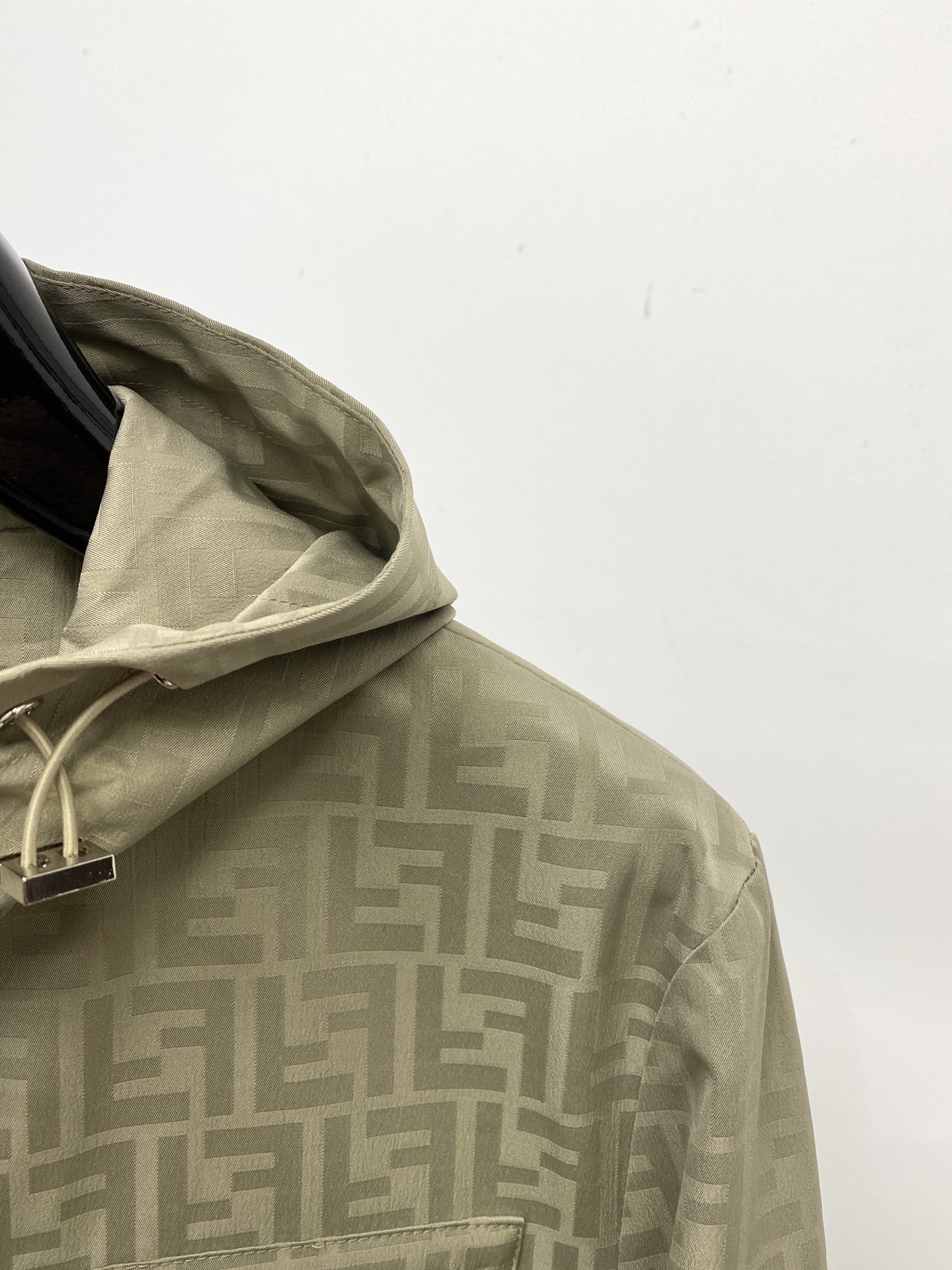 ￼ 芬迪、2026新品夹克外套，时尚帅气，简约百搭款，胸前五金装饰字母logo，定制原版面料，不仅挺括，