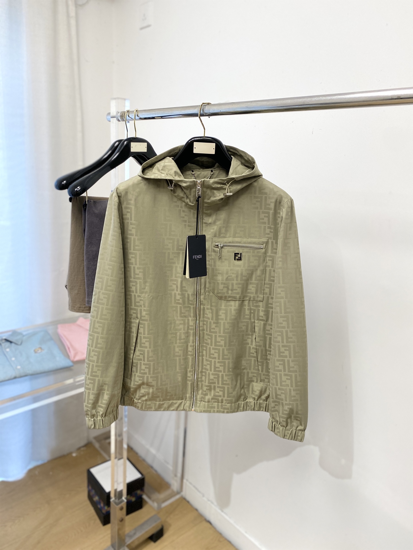 NO:756816,Fendi, 2026 new jacket, fashionable and handsome, simple and versatile, hardware decorated with letter logo on the chest, customized original fabric, not only crisp and keeping the trendy silhouette, but also comfortable to wear, the yarn is more delicate, size M-3XL,,fendi,jackets & coats,jackets & coats,19860909芬迪、2026新品夹克外套,时尚帅气,简约百搭款,胸前五金装饰字母logo,定制原版面料,不仅挺括,保持潮流的廓形,又穿着舒适,纱织更细腻,码数M-3XL,,fendi,jackets & coats,jackets & coats,,Men's clothing